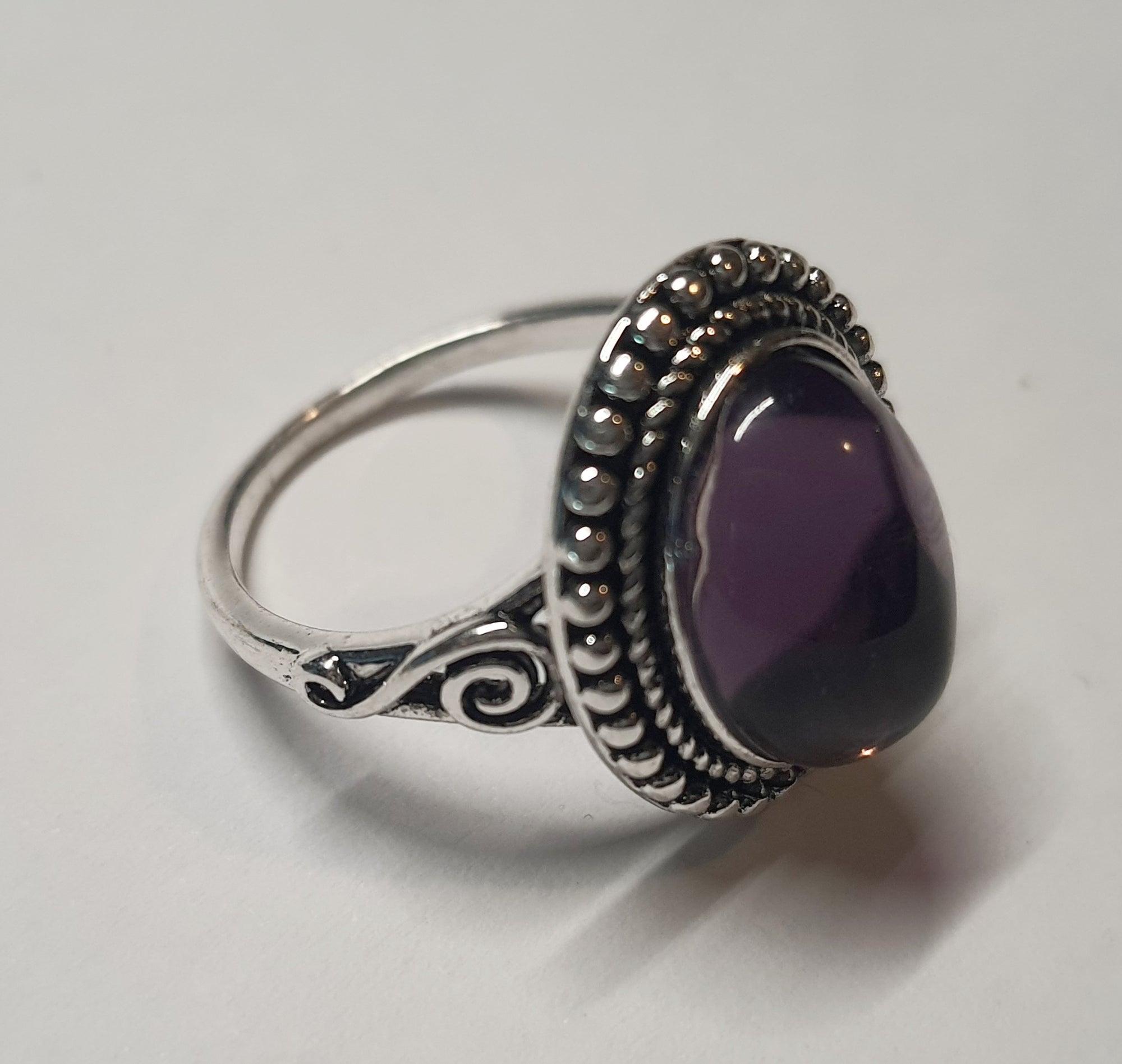Srebrny pierścionek ze stali nierdzewnej z owalnym mleczno-liliowym kamieniem w stylu vintage boho romantycznym. Rozmiar 20 mm. stal chirurgiczna, stal nierdzewna, wodoodporne, hipoalergiczne, jakość premium, RougeBizu.