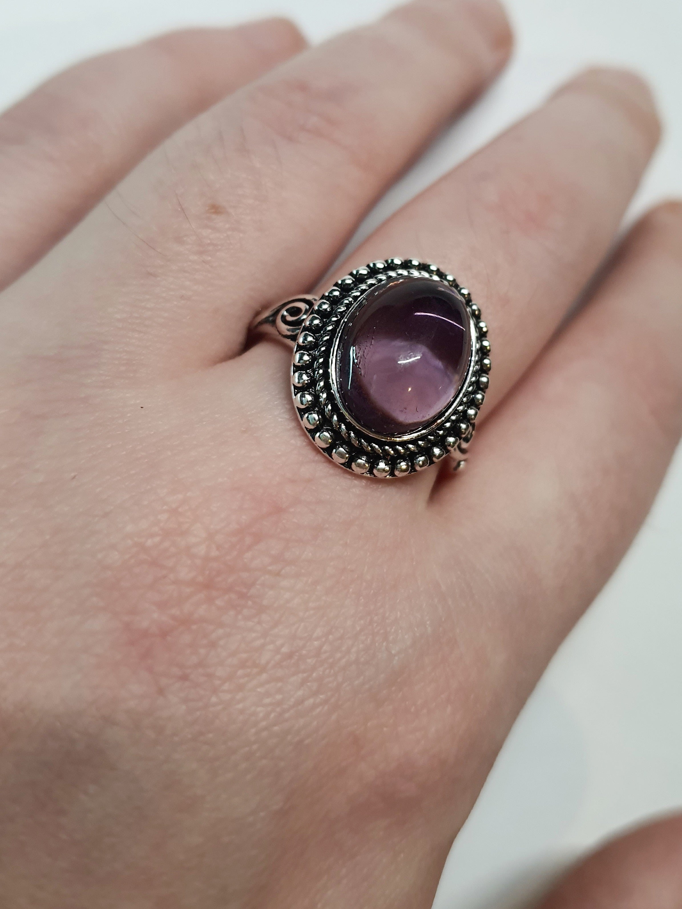 Srebrny pierścionek ze stali nierdzewnej z owalnym mleczno-liliowym kamieniem w stylu vintage boho romantycznym. Rozmiar 20 mm. stal chirurgiczna, stal nierdzewna, wodoodporne, hipoalergiczne, jakość premium, RougeBizu.