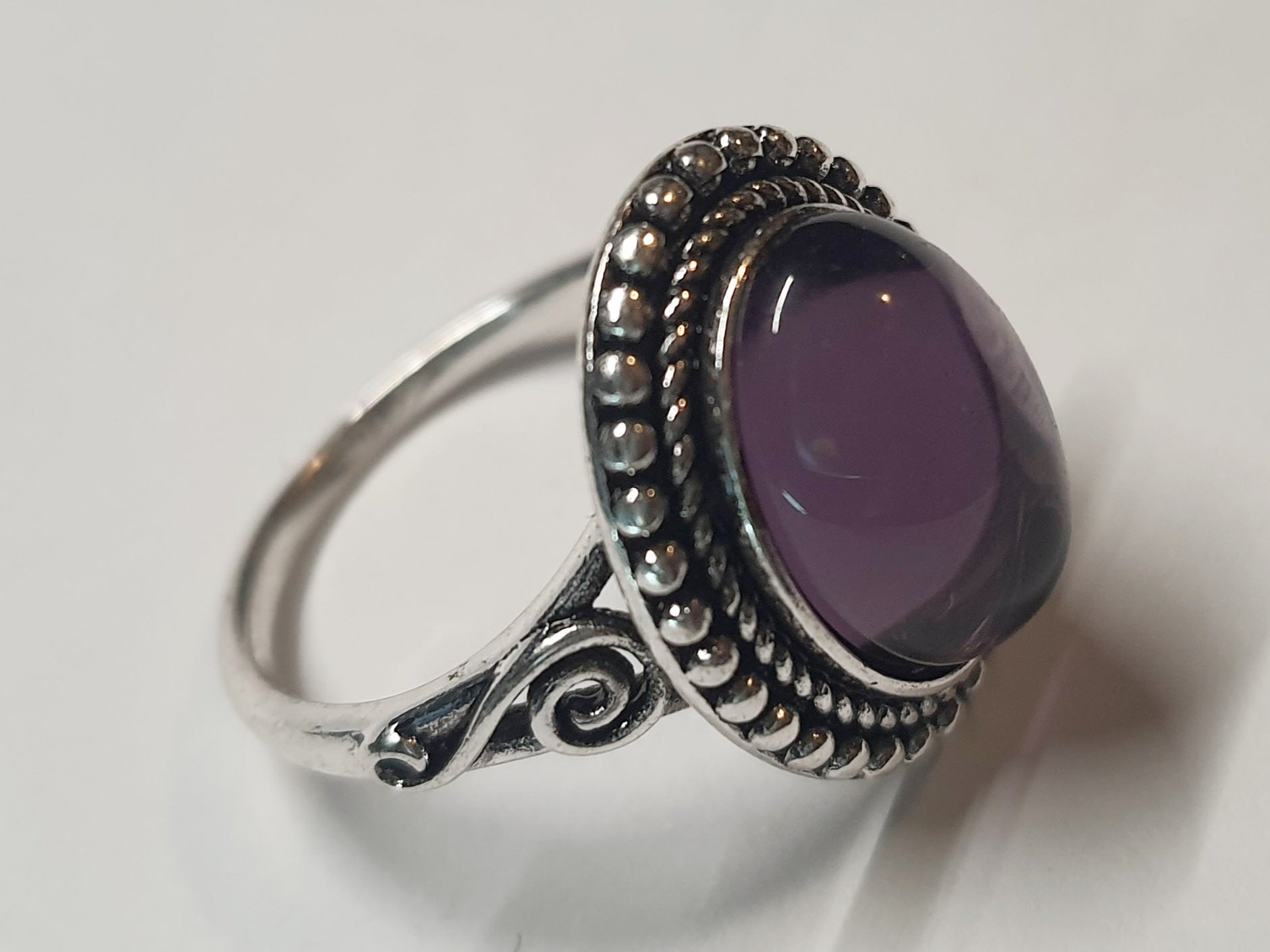 Srebrny pierścionek ze stali nierdzewnej z owalnym mleczno-liliowym kamieniem w stylu vintage boho romantycznym. Rozmiar 20 mm. stal chirurgiczna, stal nierdzewna, wodoodporne, hipoalergiczne, jakość premium, RougeBizu.