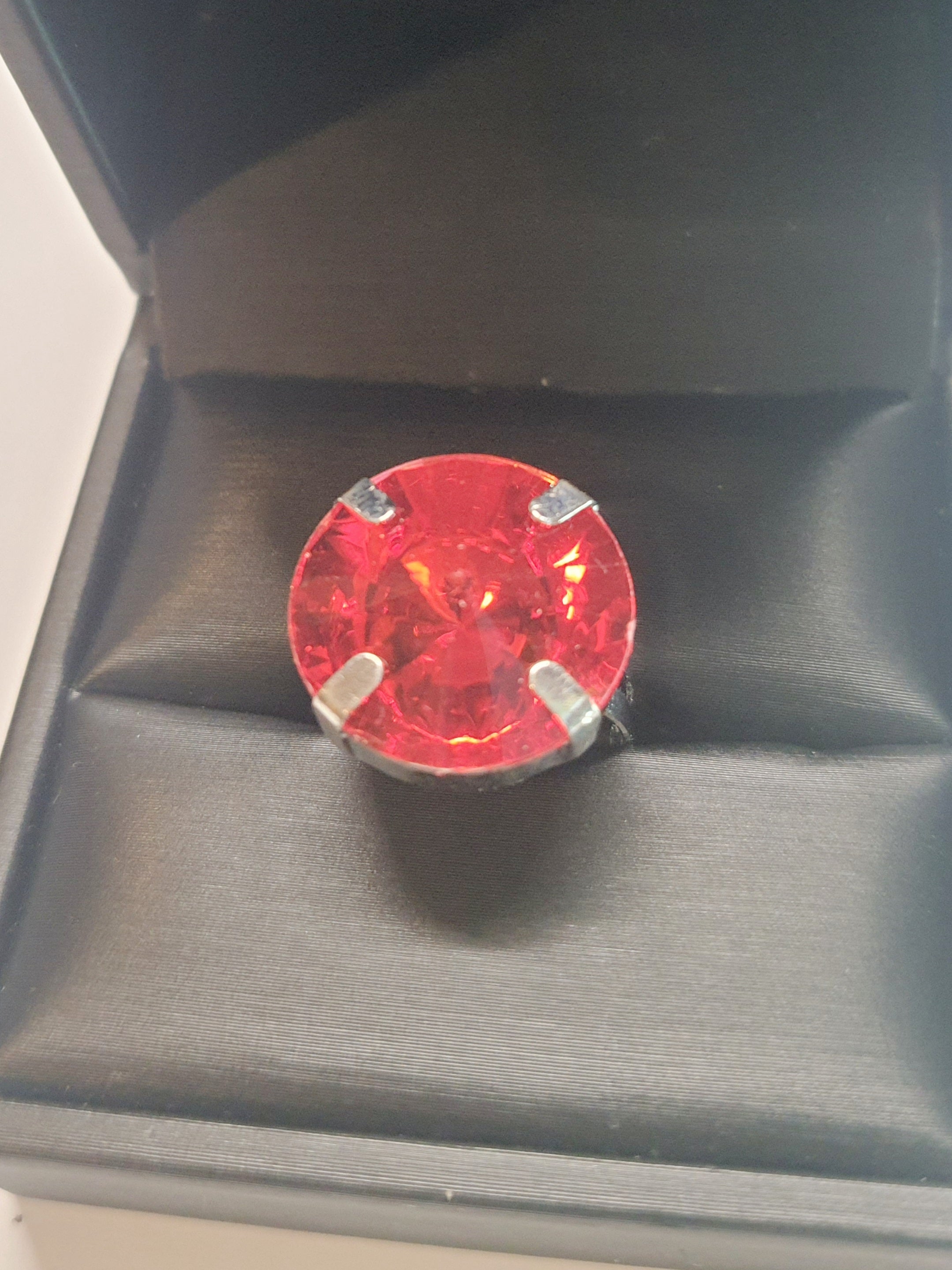 Srebrny pierścionek z czerwonym szlifowanym kamieniem, metal, duży okrągły kamień w klasycznej oprawie, styl glamour, rozmiar 17 mm z regulacją, Rouge Bizu.