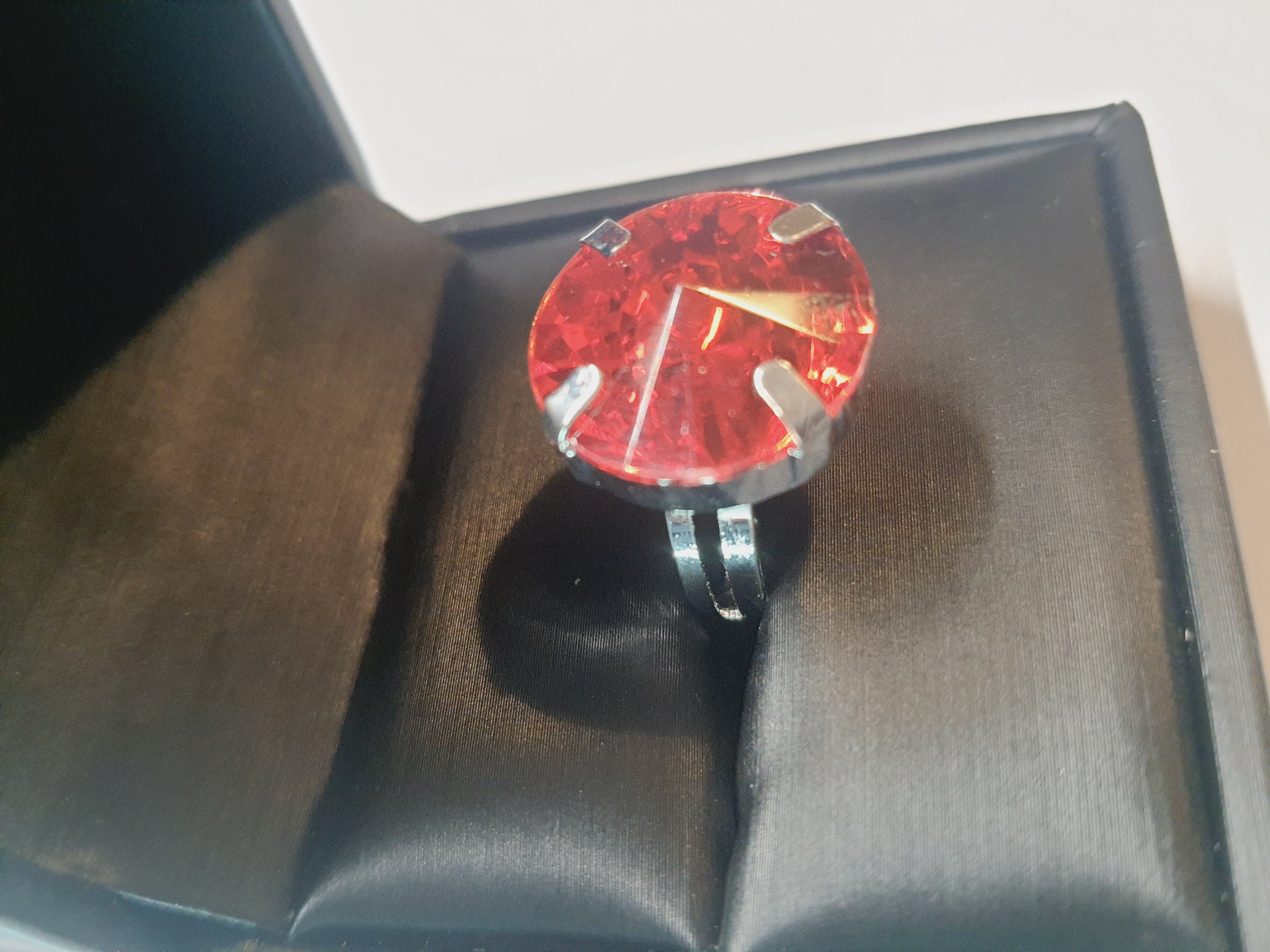 Srebrny pierścionek z czerwonym szlifowanym kamieniem, metal, duży okrągły kamień w klasycznej oprawie, styl glamour, rozmiar 17 mm z regulacją, Rouge Bizu.