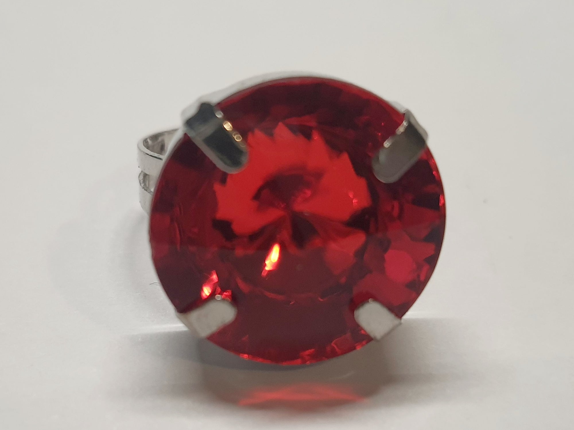 Srebrny pierścionek z czerwonym szlifowanym kamieniem, metal, duży okrągły kamień w klasycznej oprawie, styl glamour, rozmiar 17 mm z regulacją, Rouge Bizu.V