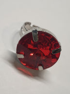 Srebrny pierścionek z czerwonym szlifowanym kamieniem, metal, duży okrągły kamień w klasycznej oprawie, styl glamour, rozmiar 17 mm z regulacją, Rouge Bizu.