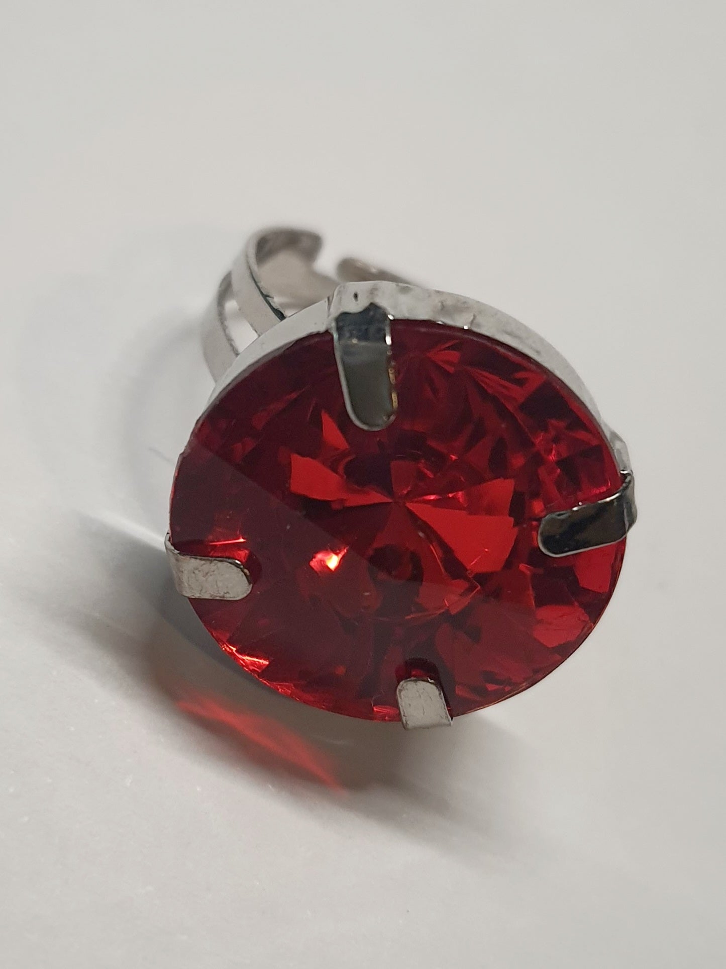 Srebrny pierścionek z czerwonym szlifowanym kamieniem, metal, duży okrągły kamień w klasycznej oprawie, styl glamour, rozmiar 17 mm z regulacją, Rouge Bizu.