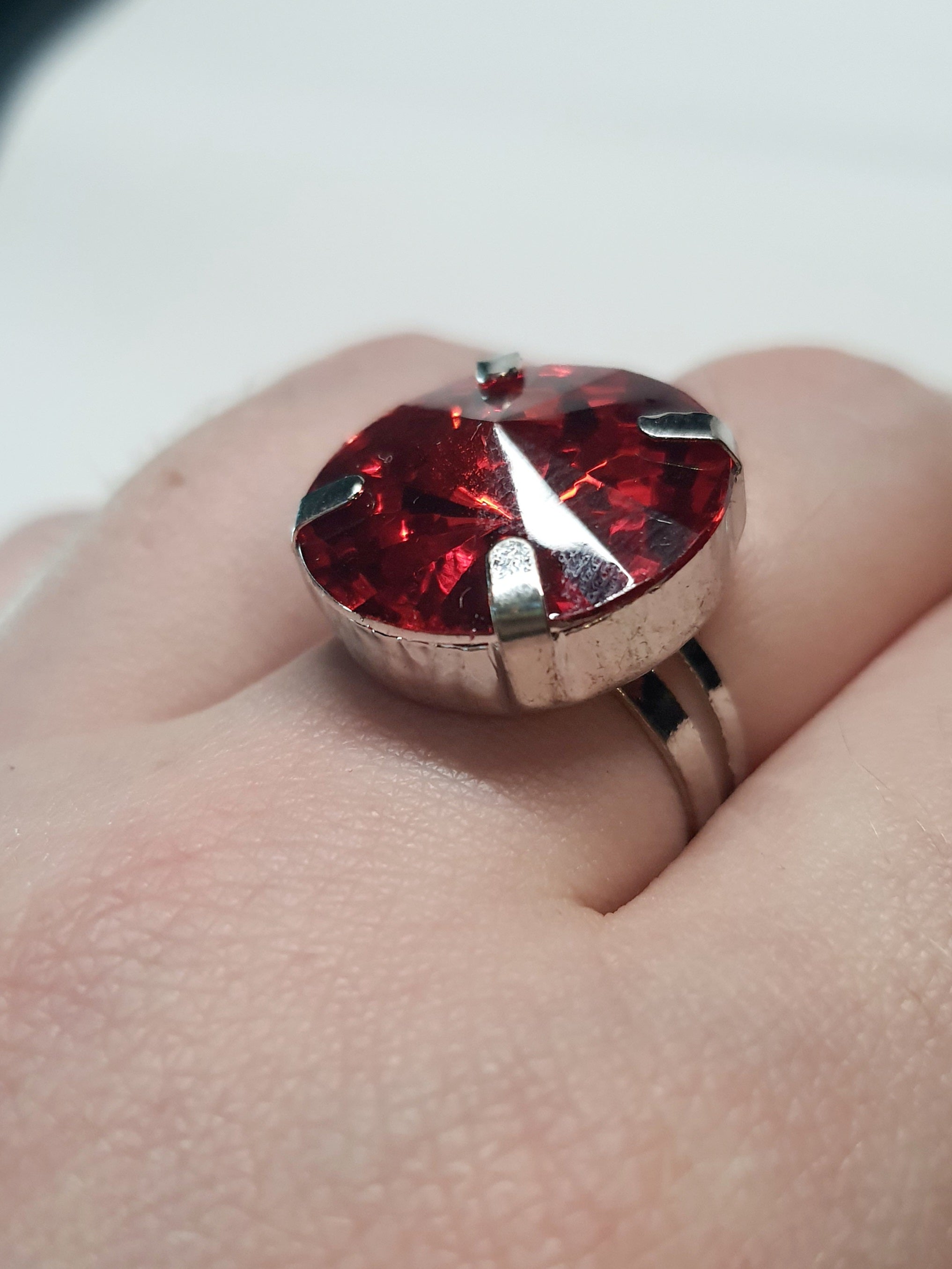 Srebrny pierścionek z czerwonym szlifowanym kamieniem, metal, duży okrągły kamień w klasycznej oprawie, styl glamour, rozmiar 17 mm z regulacją, Rouge Bizu.