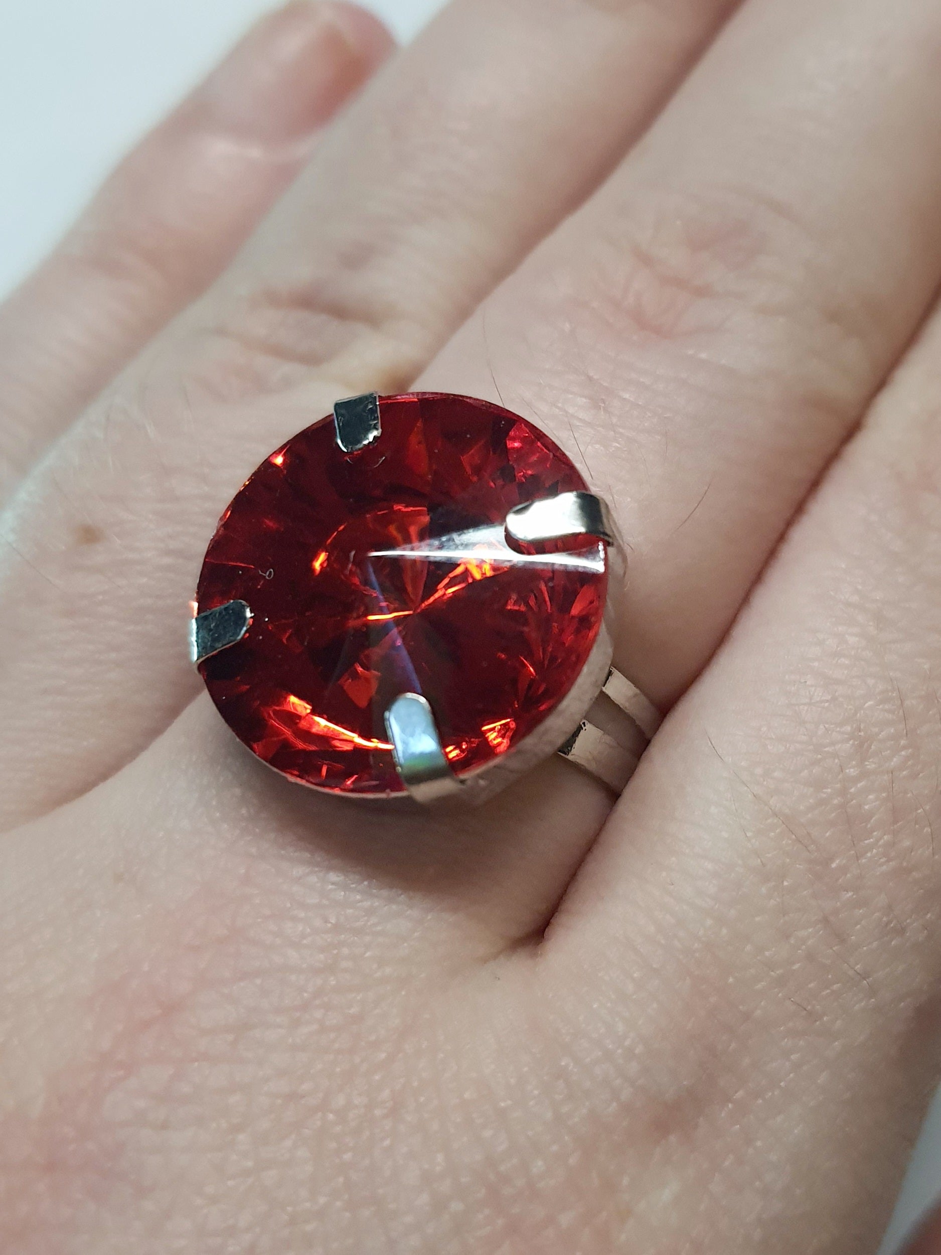 Srebrny pierścionek z czerwonym szlifowanym kamieniem, metal, duży okrągły kamień w klasycznej oprawie, styl glamour, rozmiar 17 mm z regulacją, Rouge Bizu.