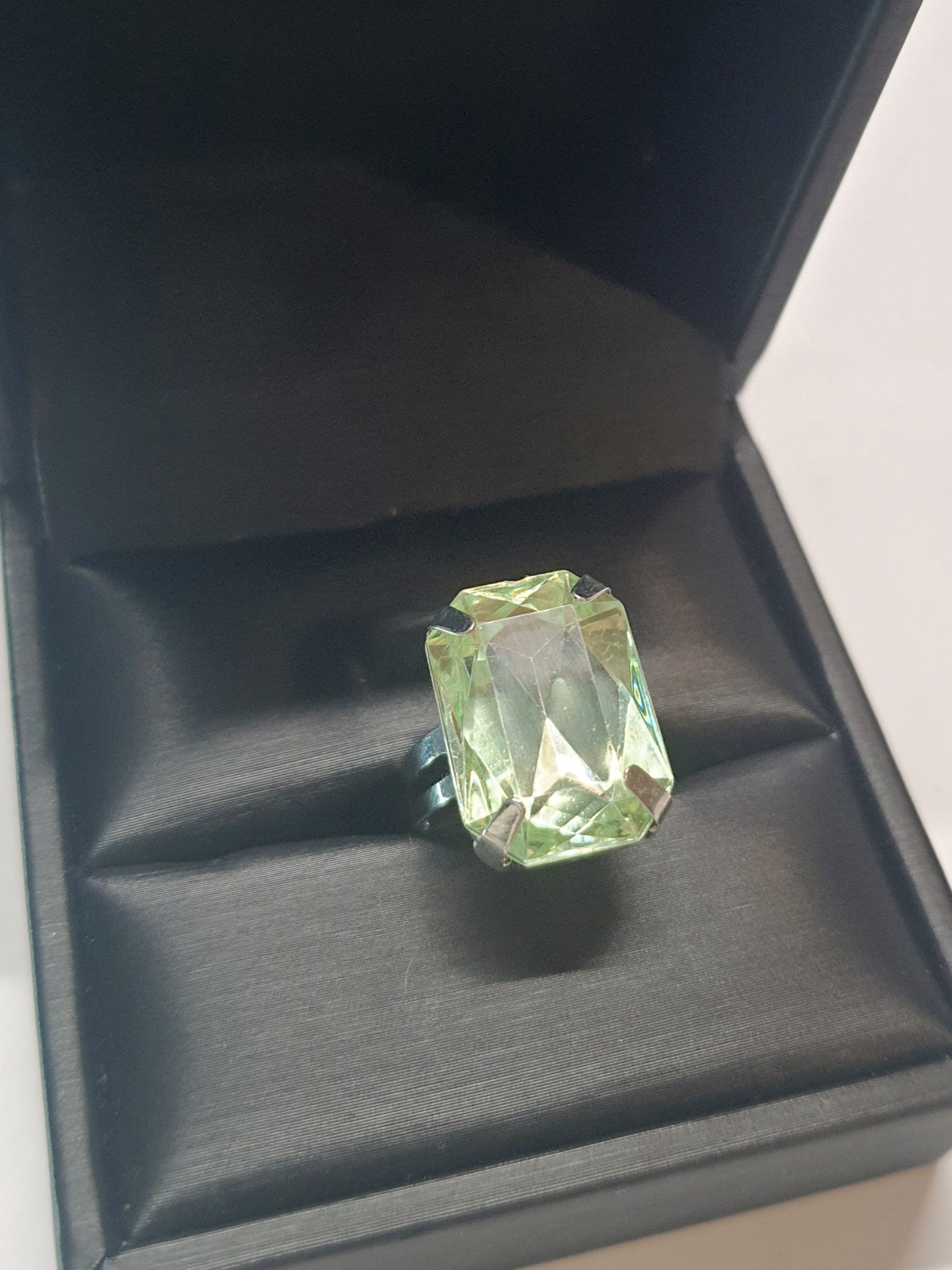 Srebrny pierścionek z dużym zielonym prostokątnym kamieniem, metal, szlifowany kamień o eleganckim połysku, rozmiar 17 mm z regulacją, styl klasyczny, Rouge Bizu.