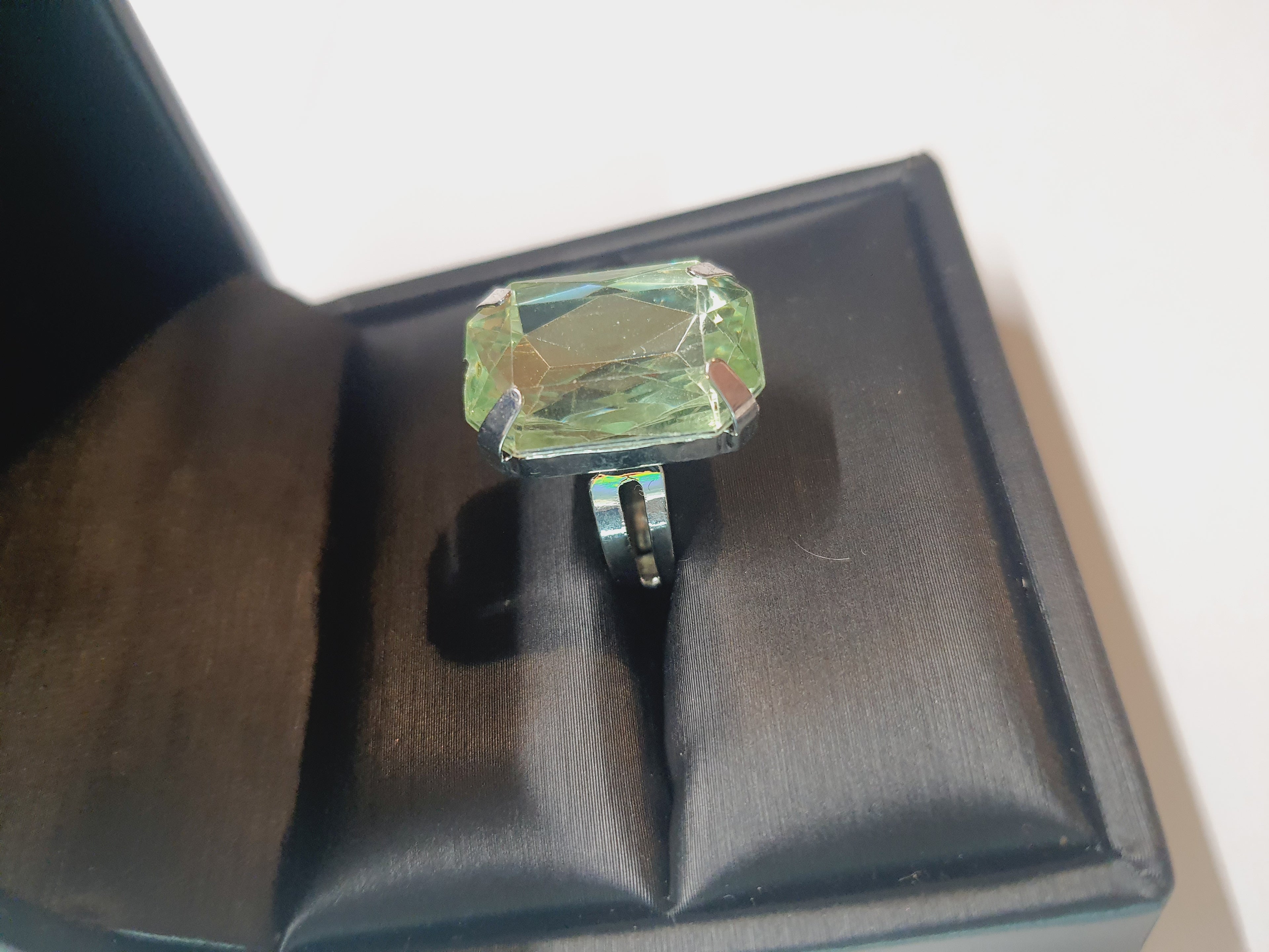 Srebrny pierścionek z dużym zielonym prostokątnym kamieniem, metal, szlifowany kamień o eleganckim połysku, rozmiar 17 mm z regulacją, styl klasyczny, Rouge Bizu.