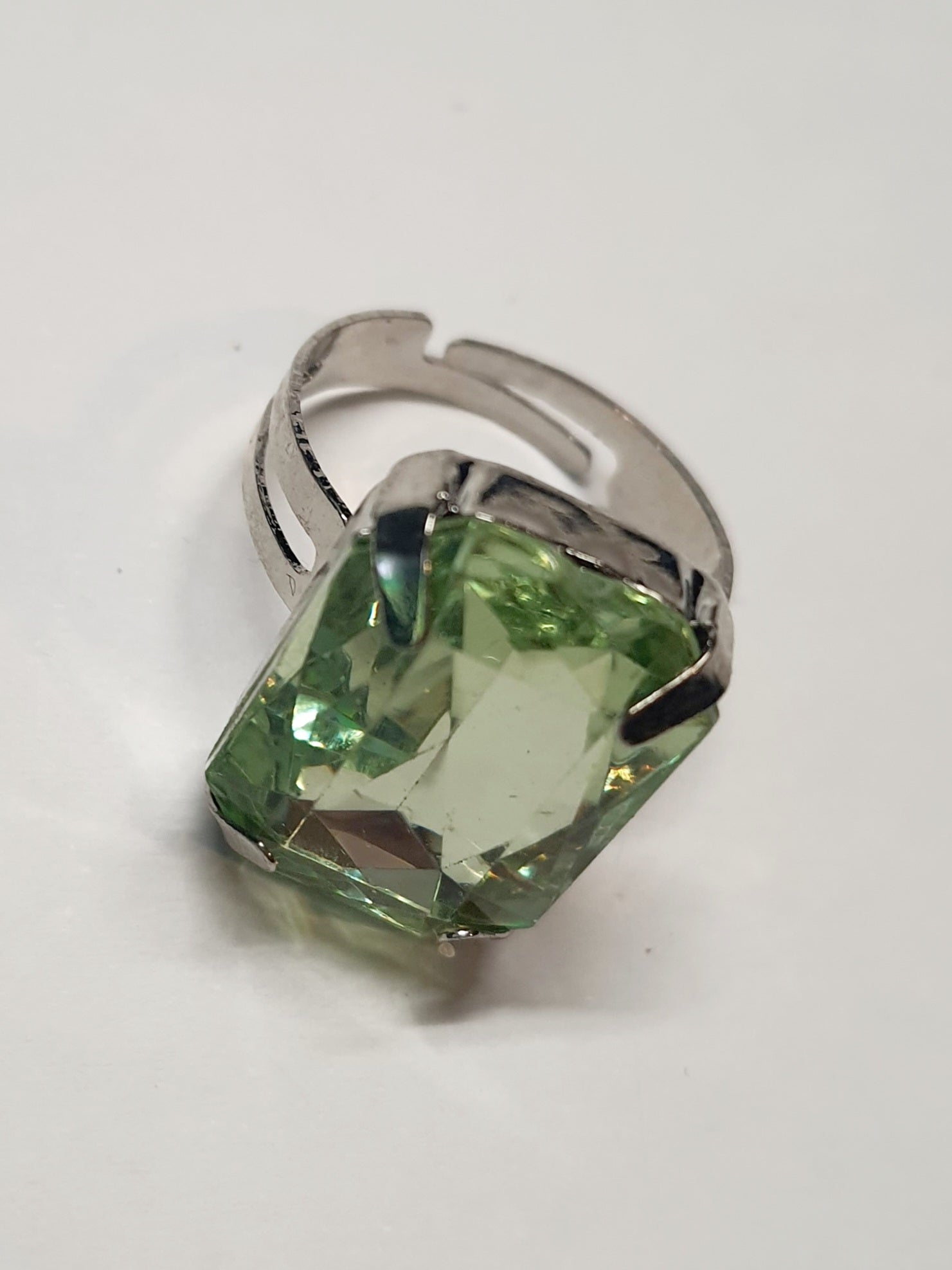 Srebrny pierścionek z dużym zielonym prostokątnym kamieniem, metal, szlifowany kamień o eleganckim połysku, rozmiar 17 mm z regulacją, styl klasyczny, Rouge Bizu.