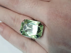 Srebrny pierścionek z dużym zielonym prostokątnym kamieniem, metal, szlifowany kamień o eleganckim połysku, rozmiar 17 mm z regulacją, styl klasyczny, Rouge Bizu.