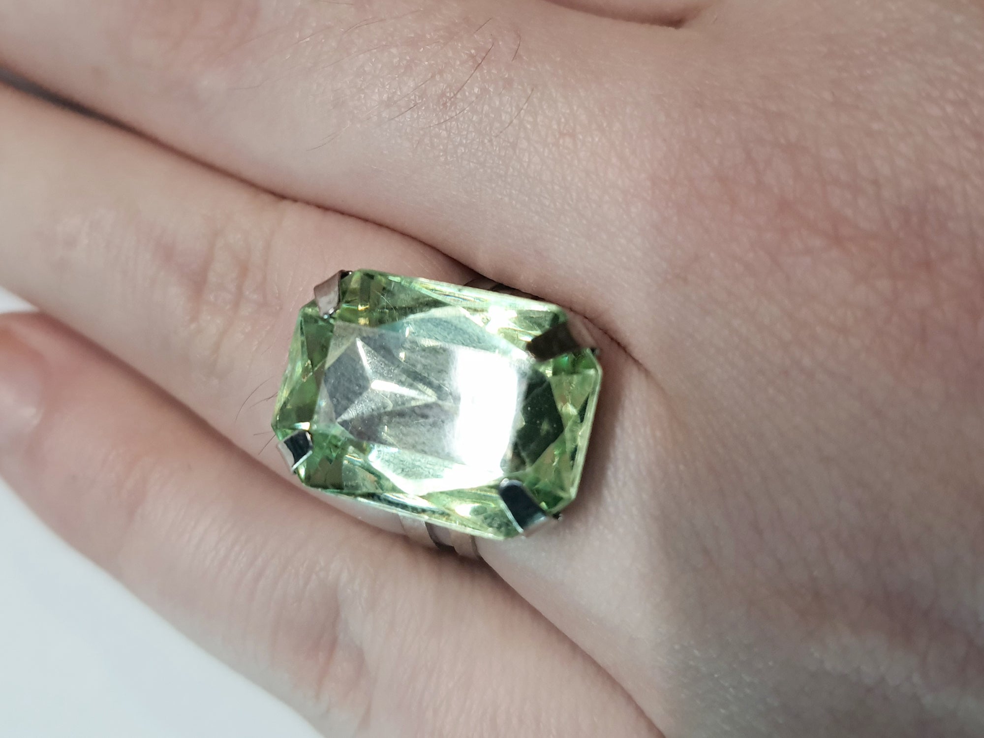 Srebrny pierścionek z dużym zielonym prostokątnym kamieniem, metal, szlifowany kamień o eleganckim połysku, rozmiar 17 mm z regulacją, styl klasyczny, Rouge Bizu.