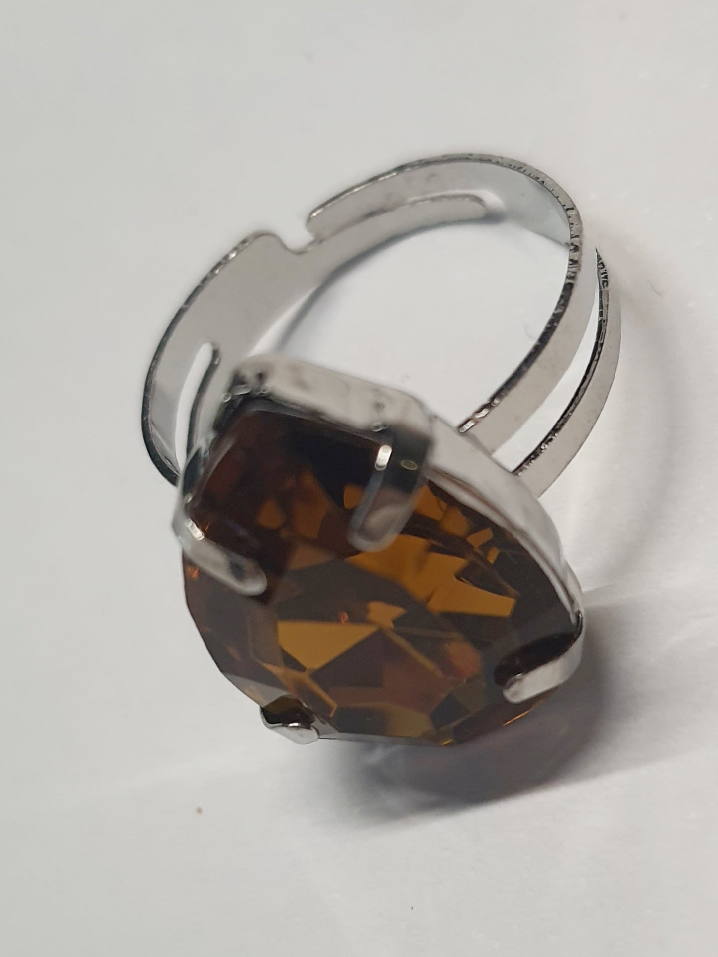 Srebrny pierścionek z dużym miodowym kamieniem w kształcie łzy, metal, elegancki styl glamour, szlifowany kamień o bursztynowym odcieniu, regulowany, Rouge Bizu.