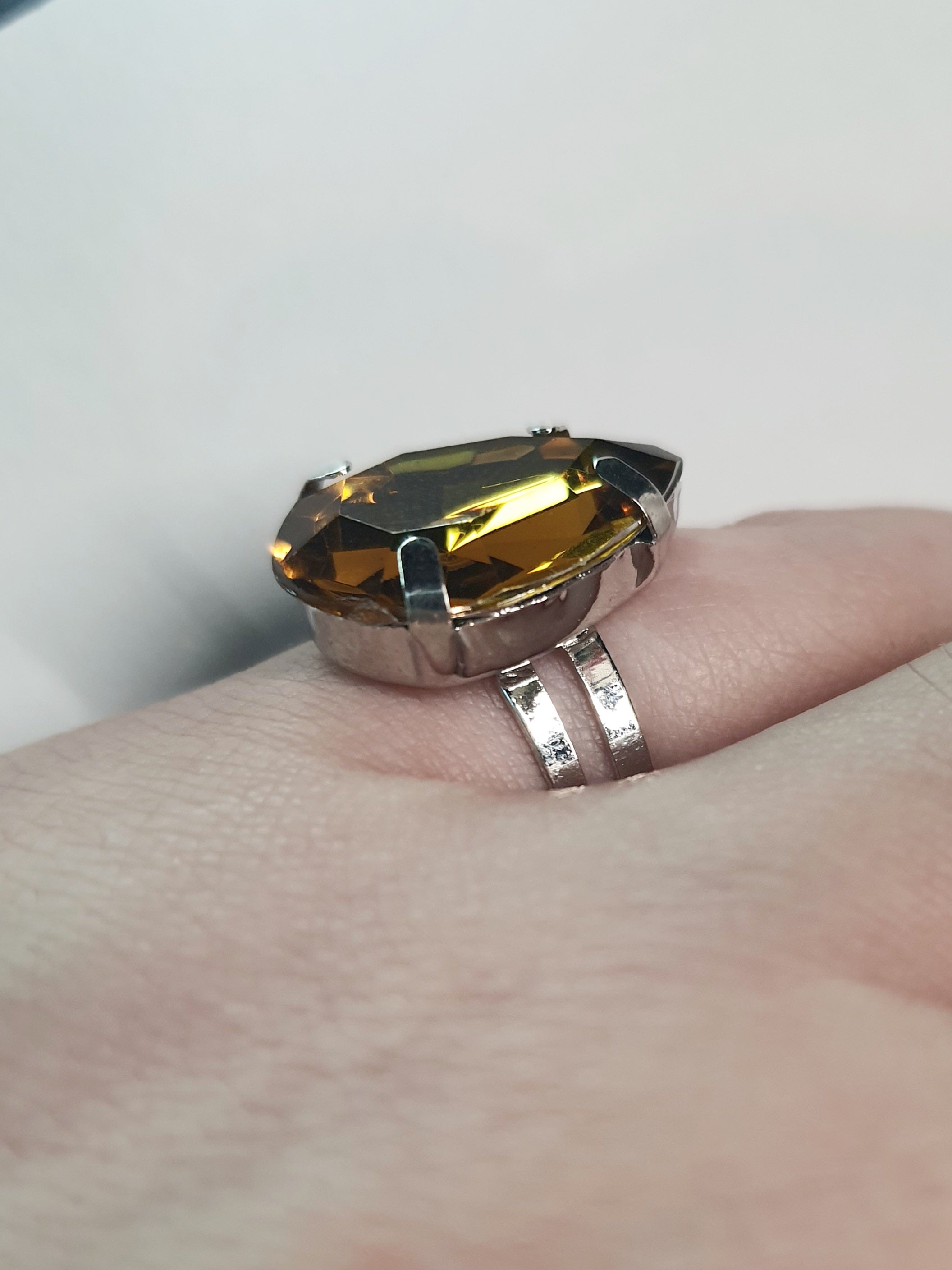 Srebrny pierścionek z dużym miodowym kamieniem w kształcie łzy, metal, elegancki styl glamour, szlifowany kamień o bursztynowym odcieniu, regulowany, Rouge Bizu.