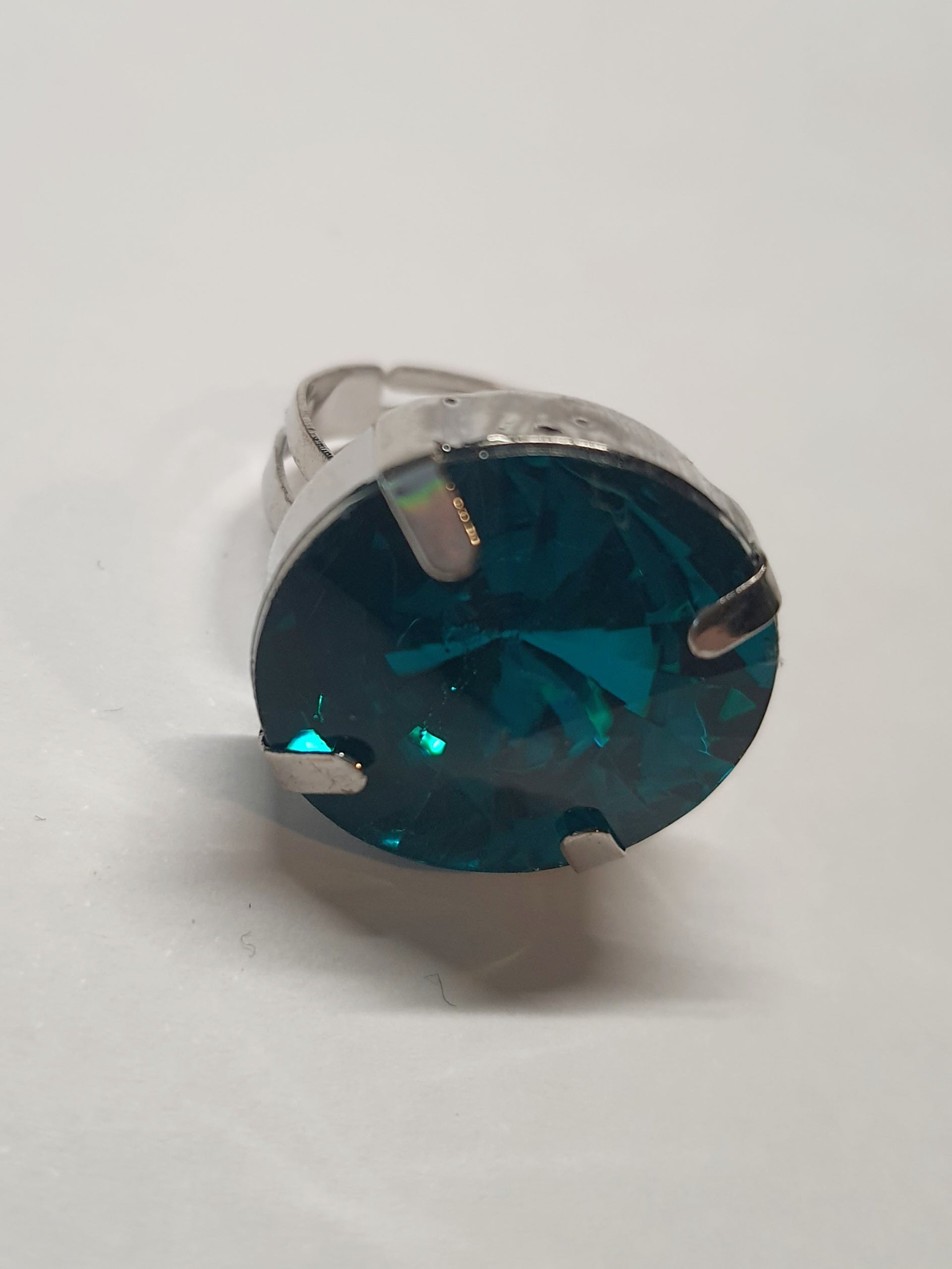 Srebrny pierścionek z dużym turkusowo-niebieskim okrągłym kamieniem, metal, szlifowany kamień o morskim połysku, elegancki styl, regulowany rozmiar, Rouge Bizu.