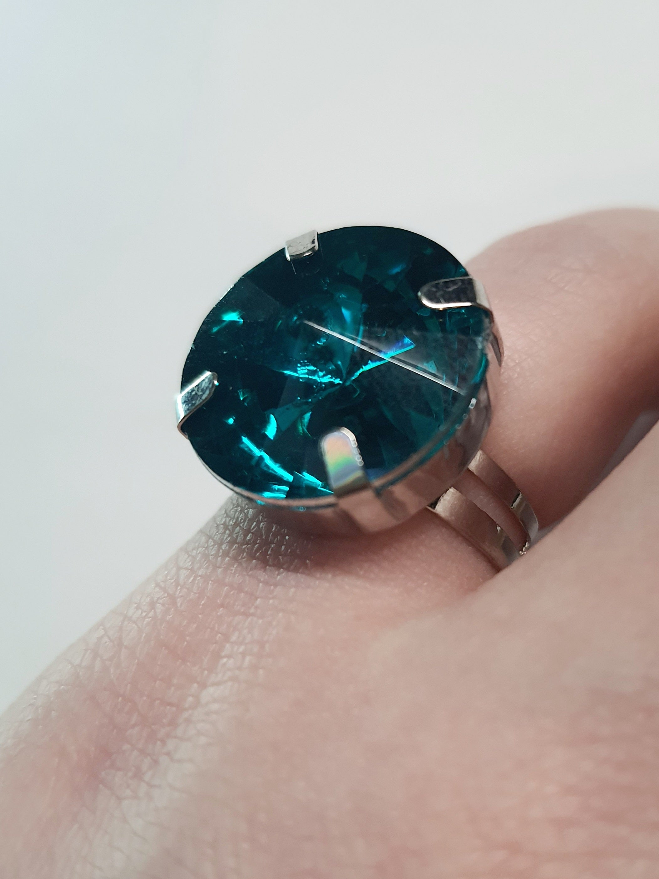 Srebrny pierścionek z dużym turkusowo-niebieskim okrągłym kamieniem, metal, szlifowany kamień o morskim połysku, elegancki styl, regulowany rozmiar, Rouge Bizu.