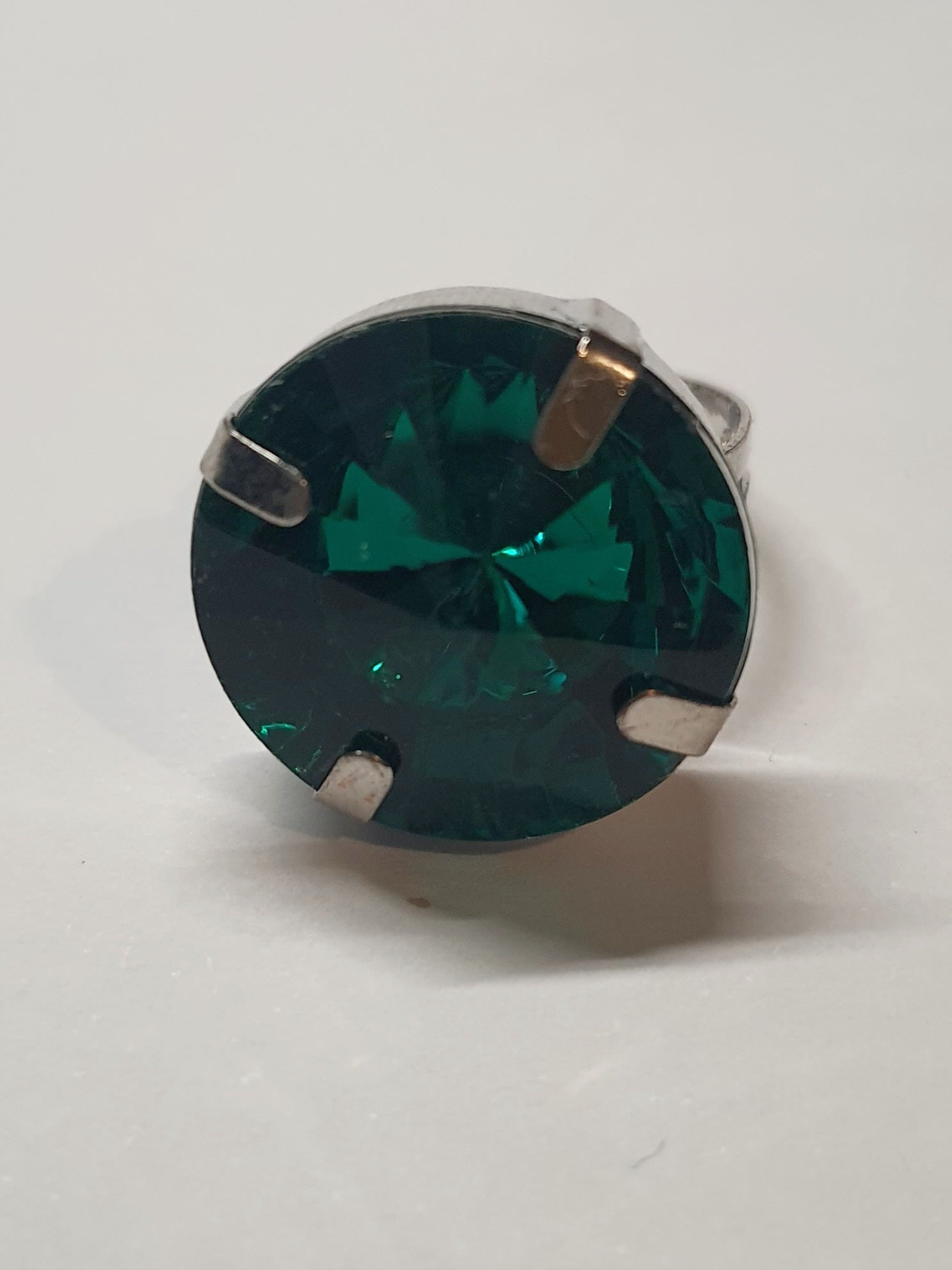 Srebrny pierścionek z dużym szmaragdowo-zielonym okrągłym kamieniem, metal, elegancki styl, szlifowany kamień o intensywnym połysku, regulowany rozmiar, Rouge Bizu.