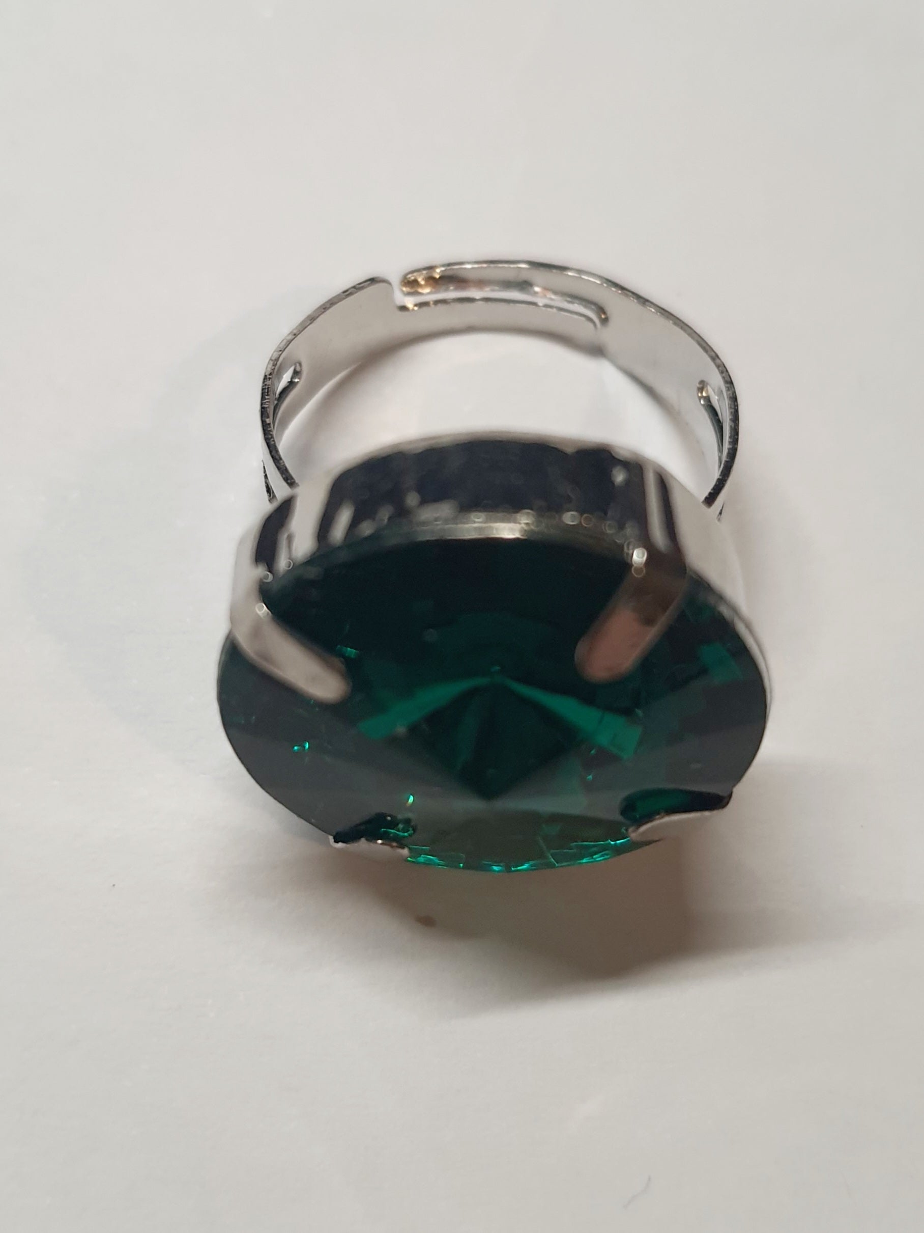 Srebrny pierścionek z dużym szmaragdowo-zielonym okrągłym kamieniem, metal, elegancki styl, szlifowany kamień o intensywnym połysku, regulowany rozmiar, Rouge Bizu.