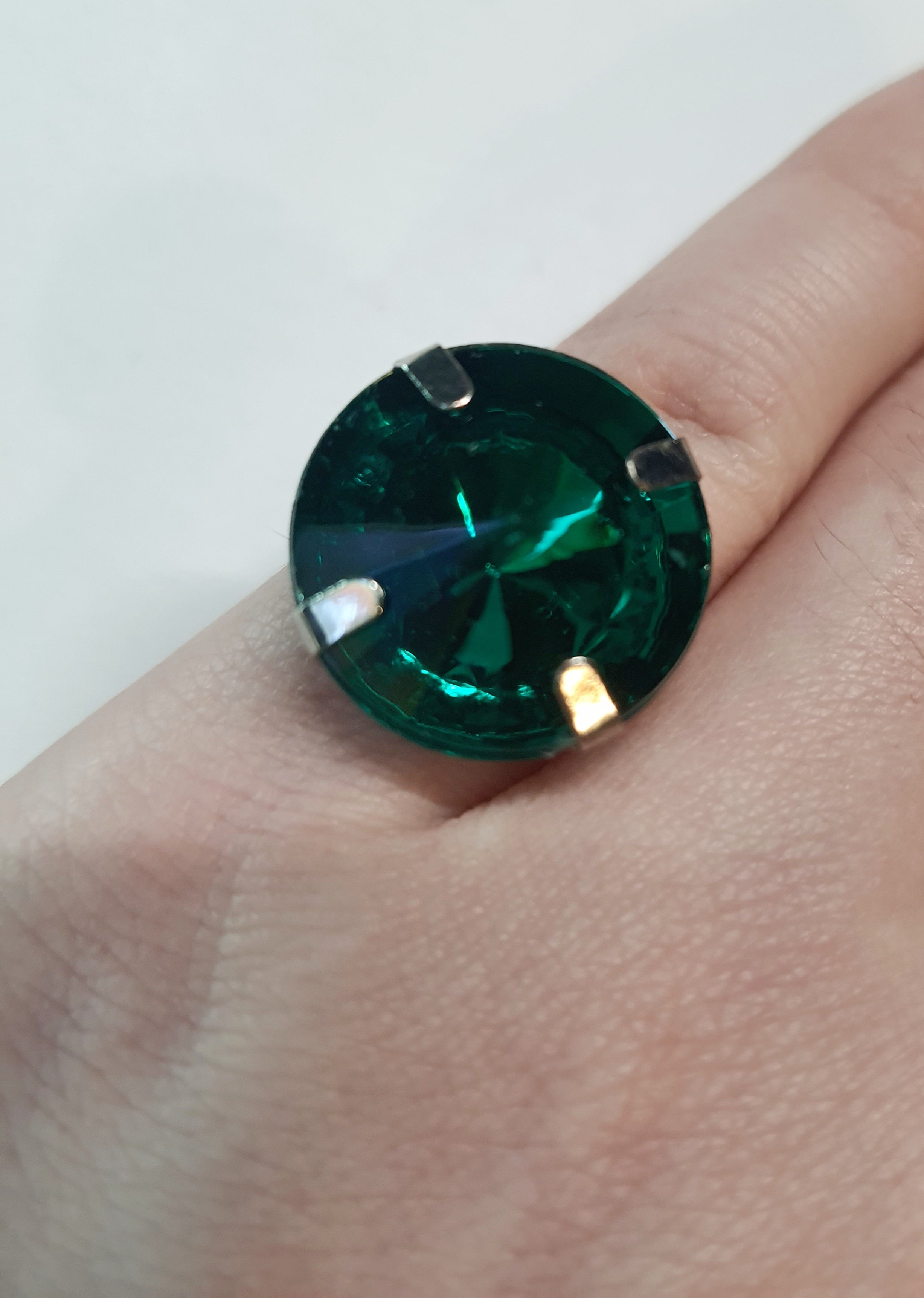 Srebrny pierścionek z dużym szmaragdowo-zielonym okrągłym kamieniem, metal, elegancki styl, szlifowany kamień o intensywnym połysku, regulowany rozmiar, Rouge Bizu.