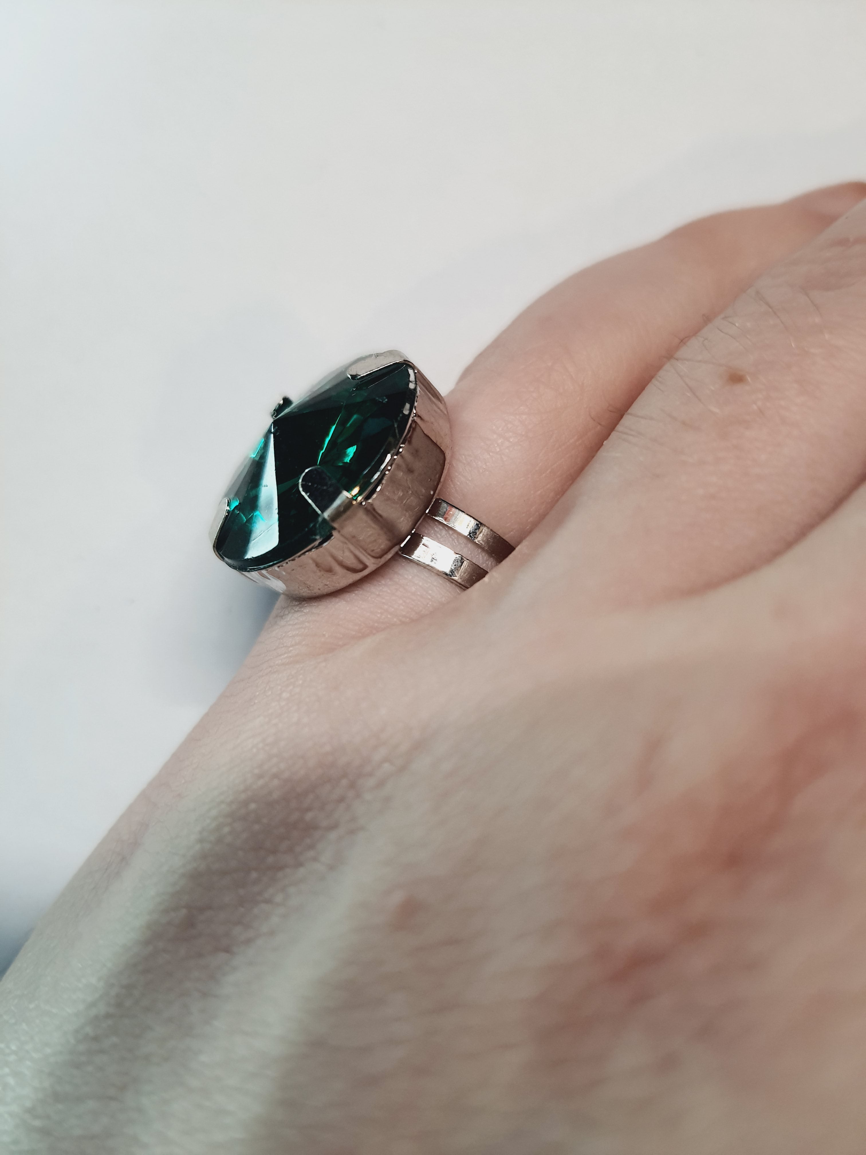 Srebrny pierścionek z dużym szmaragdowo-zielonym okrągłym kamieniem, metal, elegancki styl, szlifowany kamień o intensywnym połysku, regulowany rozmiar, Rouge Bizu.