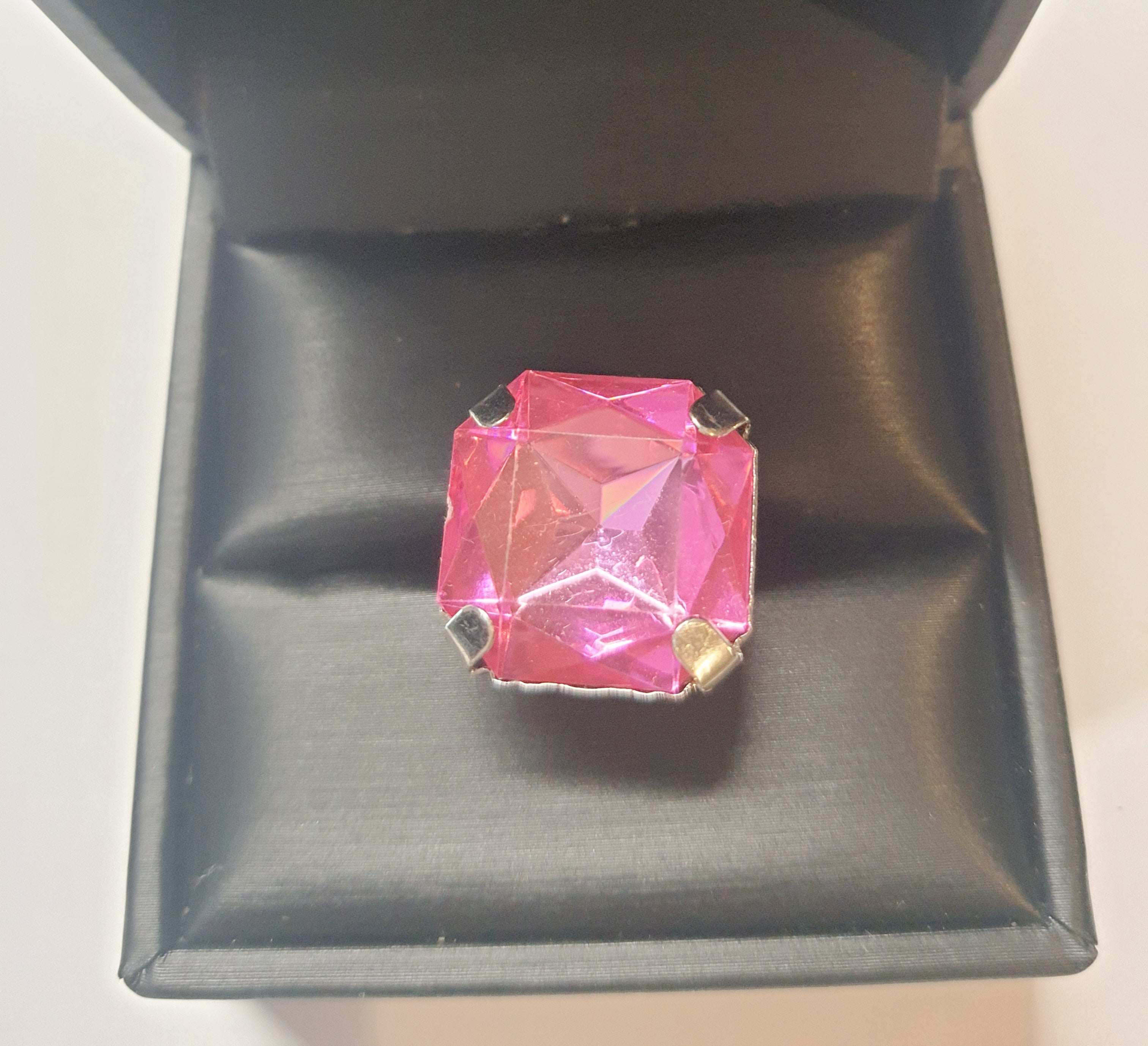 Srebrny pierścionek z dużym różowym kamieniem w kształcie kwadratu, metal, szlifowany kamień o intensywnym połysku, styl glamour, regulowany rozmiar, Rouge Bizu.