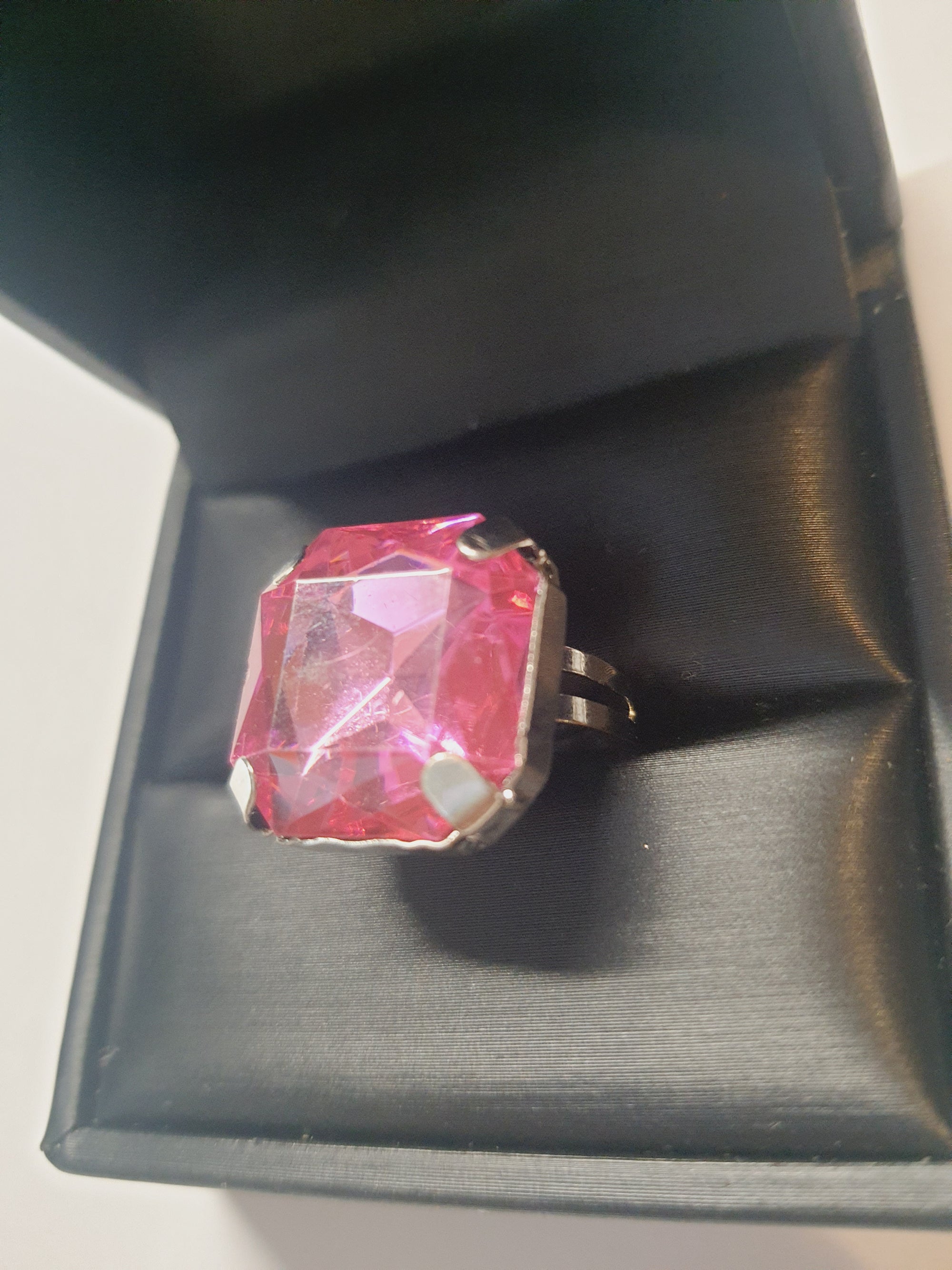 Srebrny pierścionek z dużym różowym kamieniem w kształcie kwadratu, metal, szlifowany kamień o intensywnym połysku, styl glamour, regulowany rozmiar, Rouge Bizu.