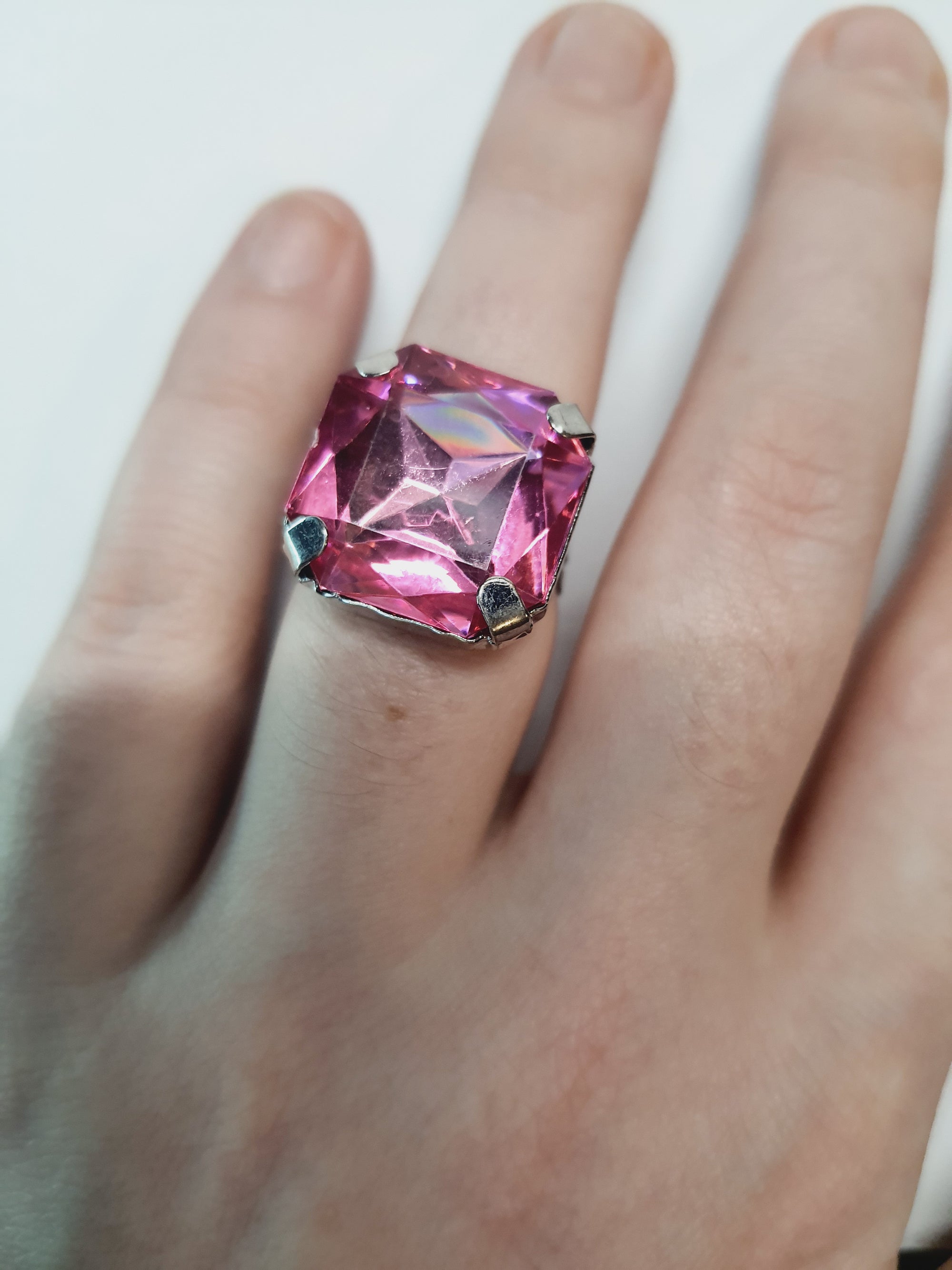 Srebrny pierścionek z dużym różowym kamieniem w kształcie kwadratu, metal, szlifowany kamień o intensywnym połysku, styl glamour, regulowany rozmiar, Rouge Bizu.