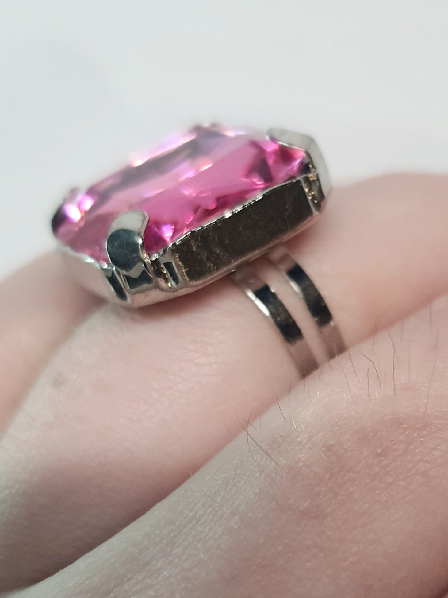 Srebrny pierścionek z dużym różowym kamieniem w kształcie kwadratu, metal, szlifowany kamień o intensywnym połysku, styl glamour, regulowany rozmiar, Rouge Bizu.