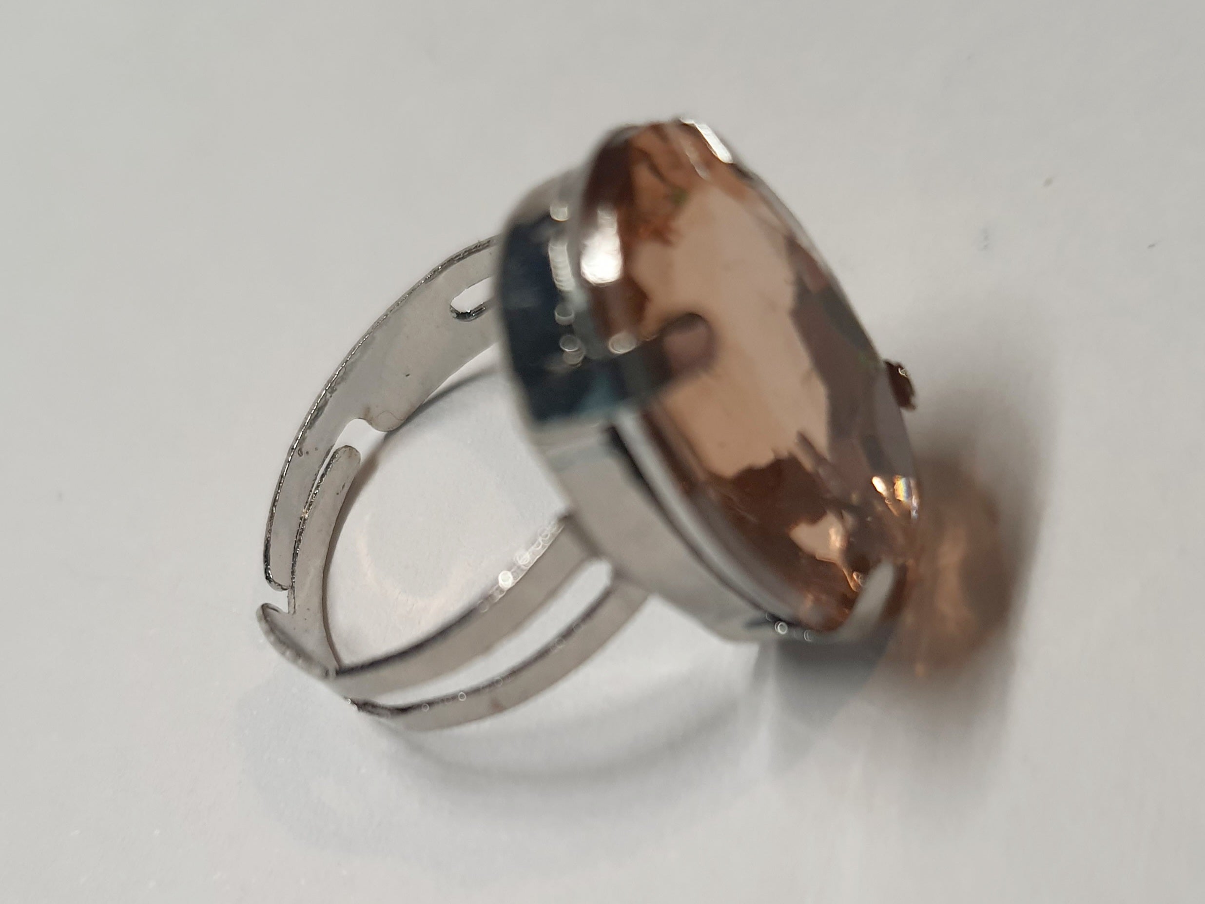 Srebrny pierścionek z dużym bursztynowo-złotym kamieniem o eleganckim szlifie. Regulowany rozmiar, klasyczny styl i ciepły blask. Rouge Bizu.