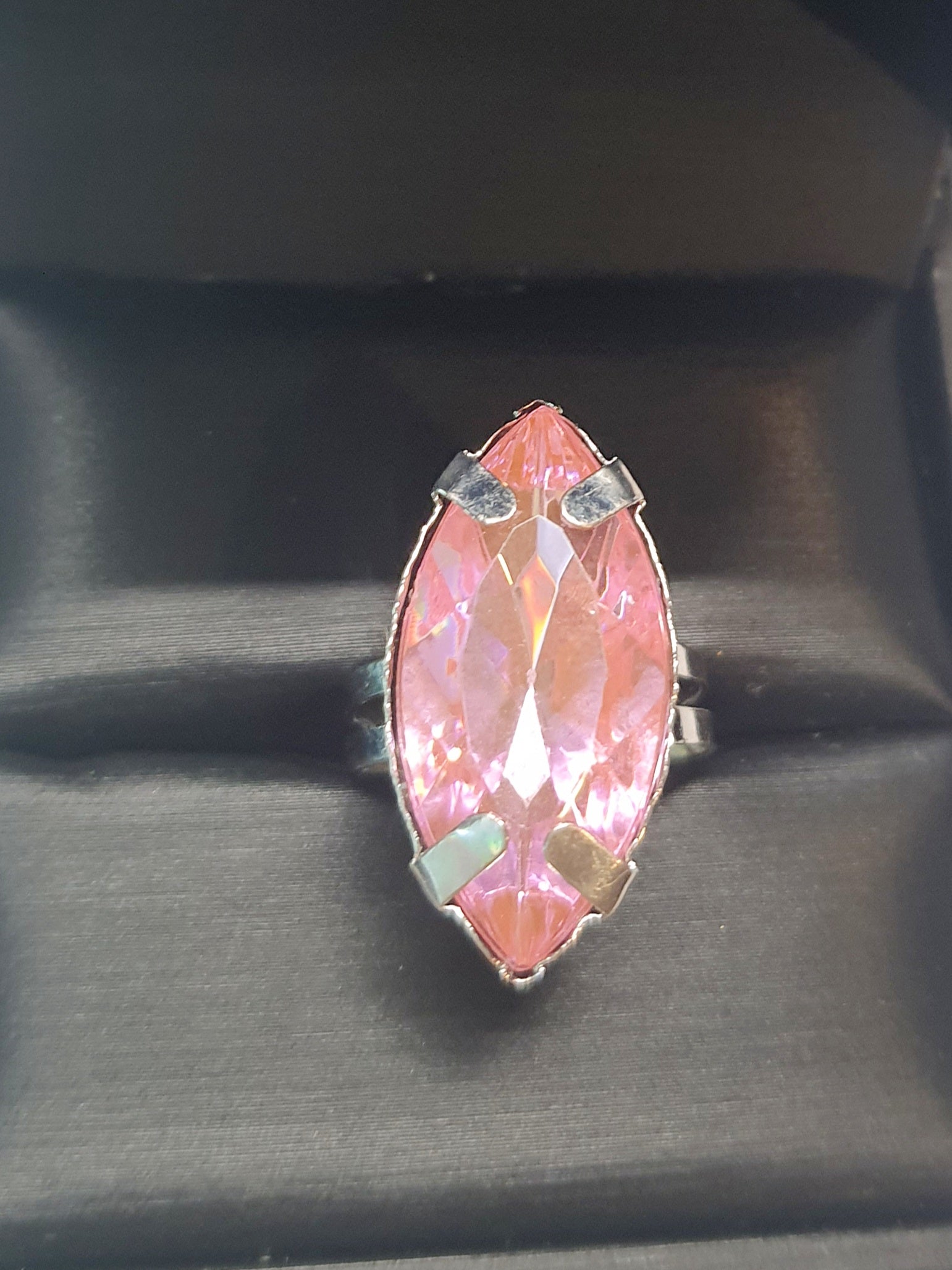 Srebrny pierścionek z różowym kamieniem w kształcie łezki, metal, szlifowany kamień o subtelnym połysku, romantyczny styl, regulowany rozmiar, Rouge Bizu.
