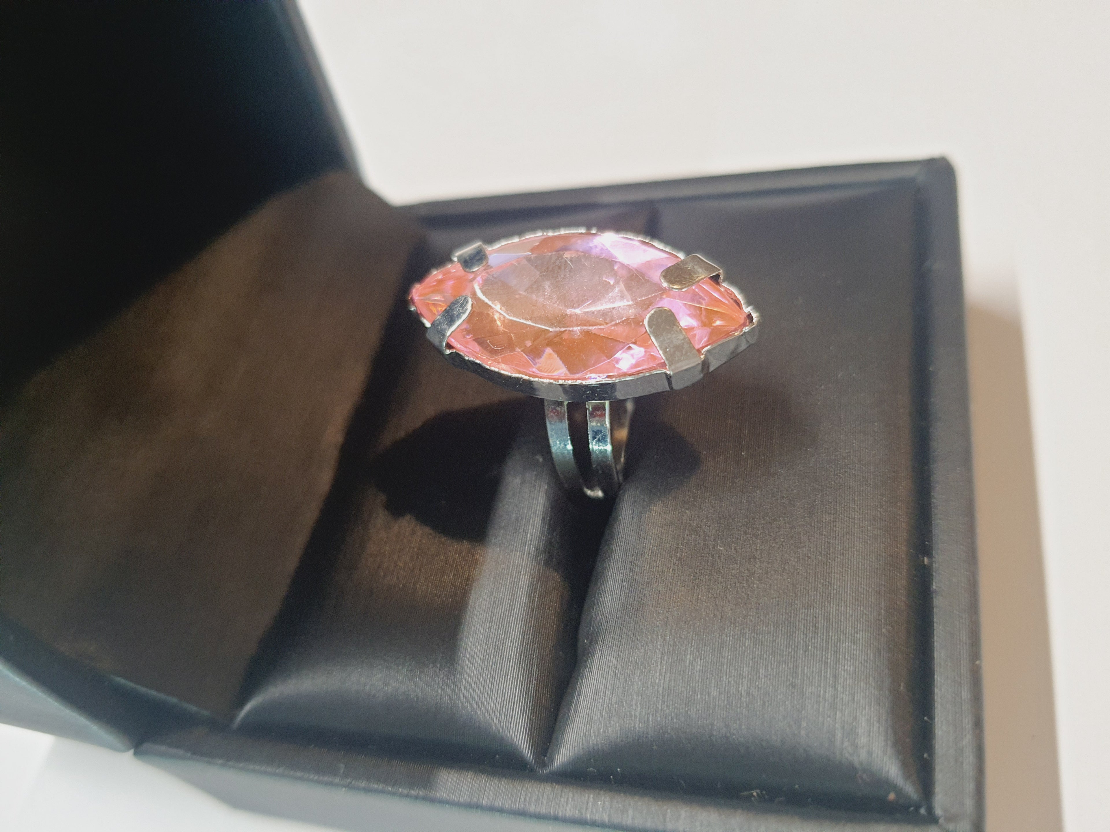 Srebrny pierścionek z różowym kamieniem w kształcie łezki, metal, szlifowany kamień o subtelnym połysku, romantyczny styl, regulowany rozmiar, Rouge Bizu.