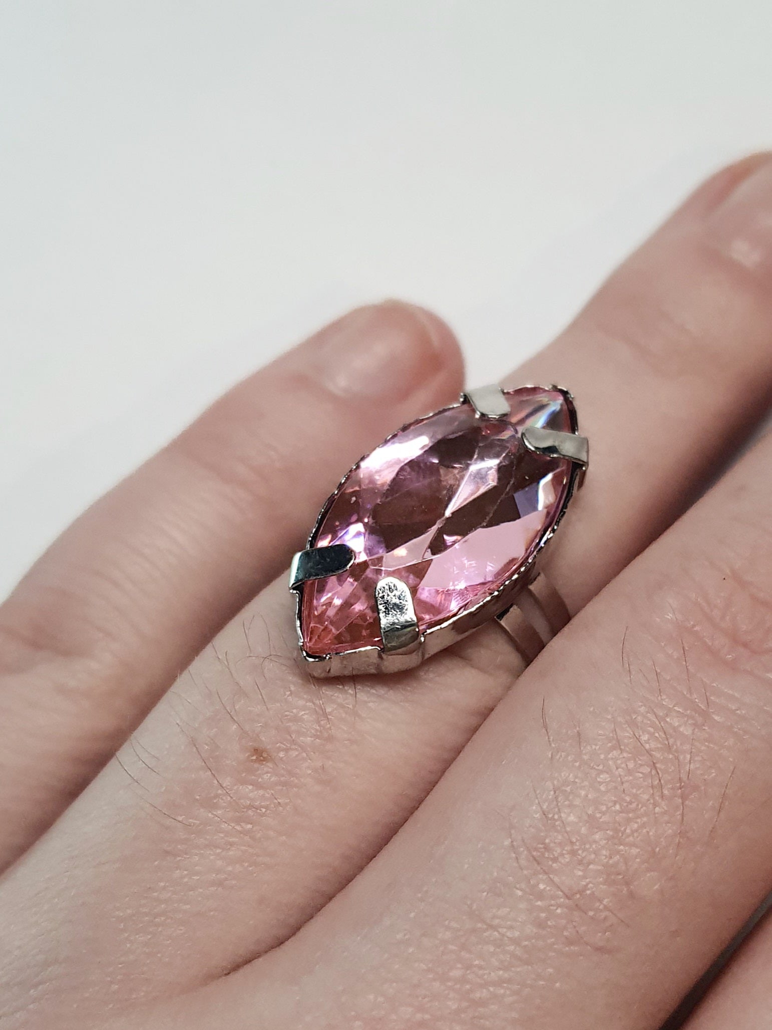 Srebrny pierścionek z różowym kamieniem w kształcie łezki, metal, szlifowany kamień o subtelnym połysku, romantyczny styl, regulowany rozmiar, Rouge Bizu.
