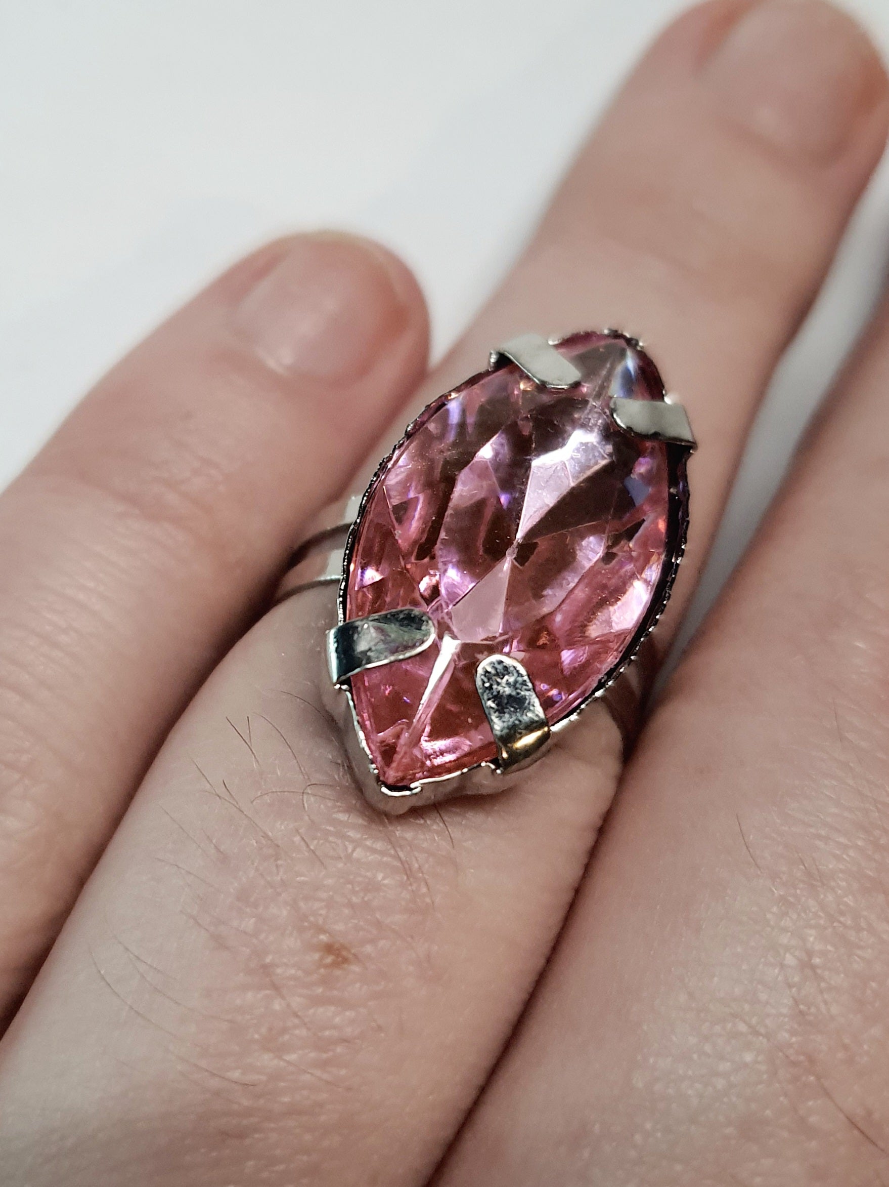 Srebrny pierścionek z różowym kamieniem w kształcie łezki, metal, szlifowany kamień o subtelnym połysku, romantyczny styl, regulowany rozmiar, Rouge Bizu.
