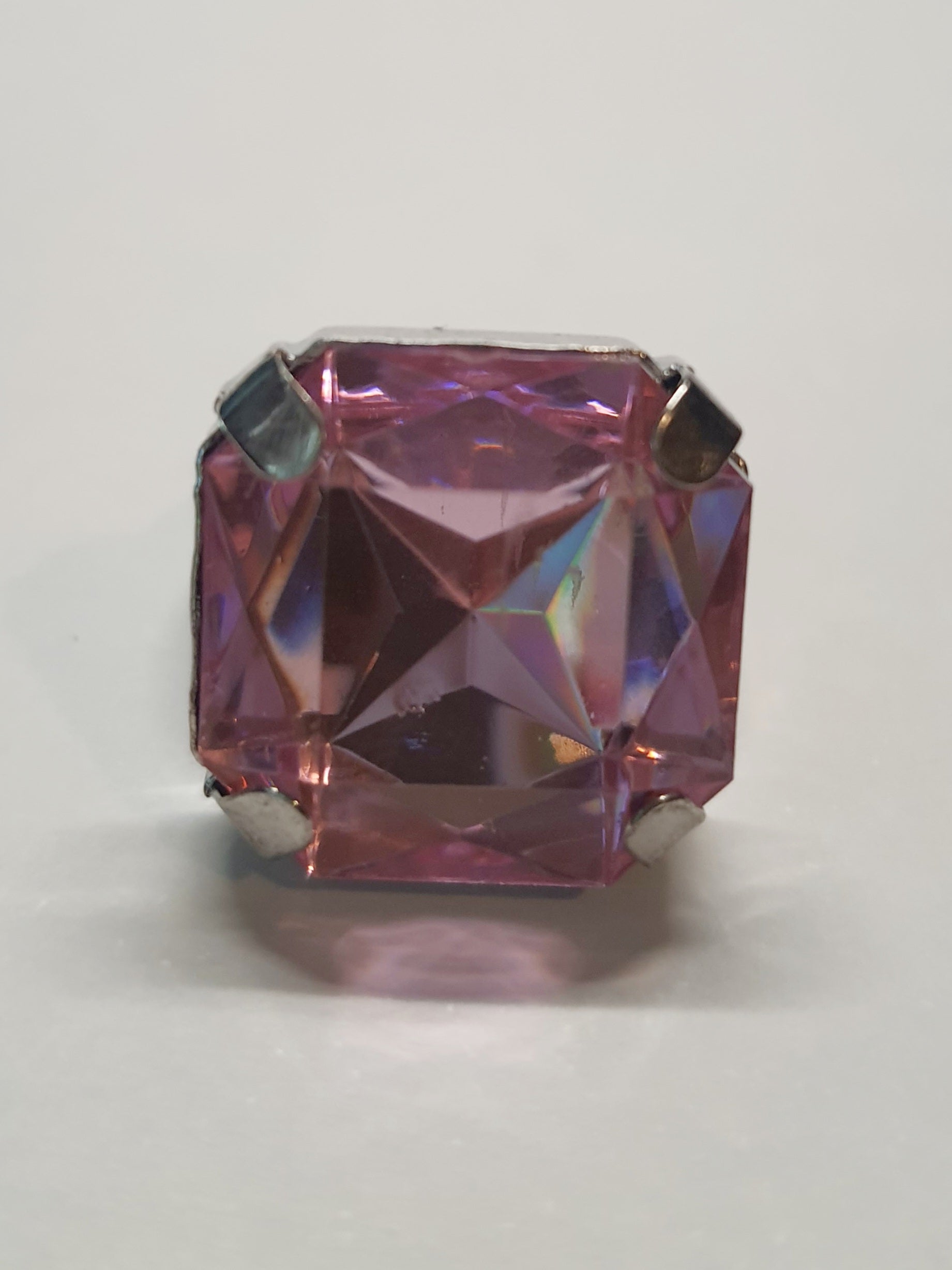 Srebrny pierścionek z różowym kamieniem o kwadratowym szlifie, metal, jasnoróżowy kamień o delikatnym połysku, kobiecy styl, regulowany rozmiar, Rouge Bizu.