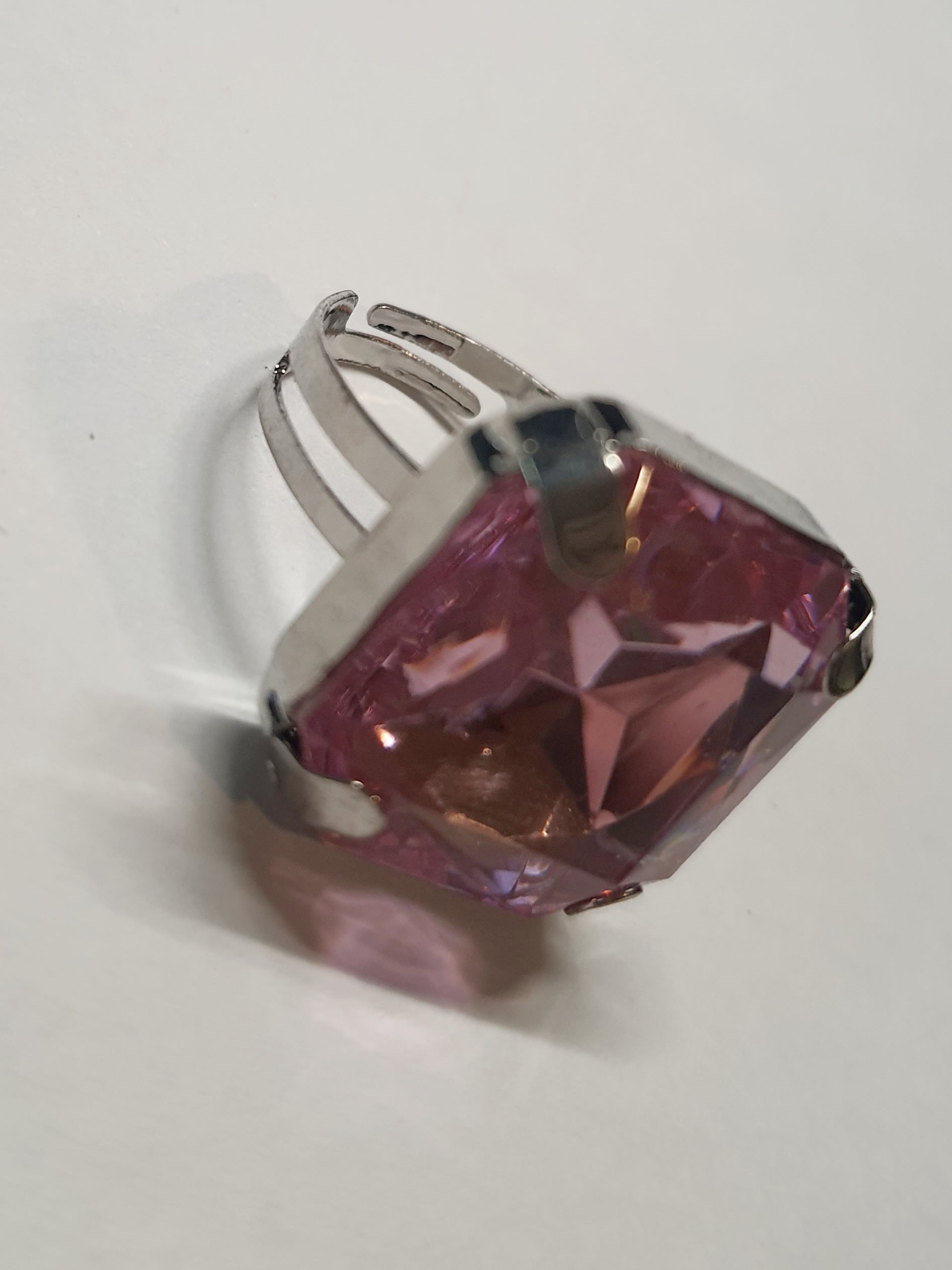 Srebrny pierścionek z różowym kamieniem o kwadratowym szlifie, metal, jasnoróżowy kamień o delikatnym połysku, kobiecy styl, regulowany rozmiar, Rouge Bizu.