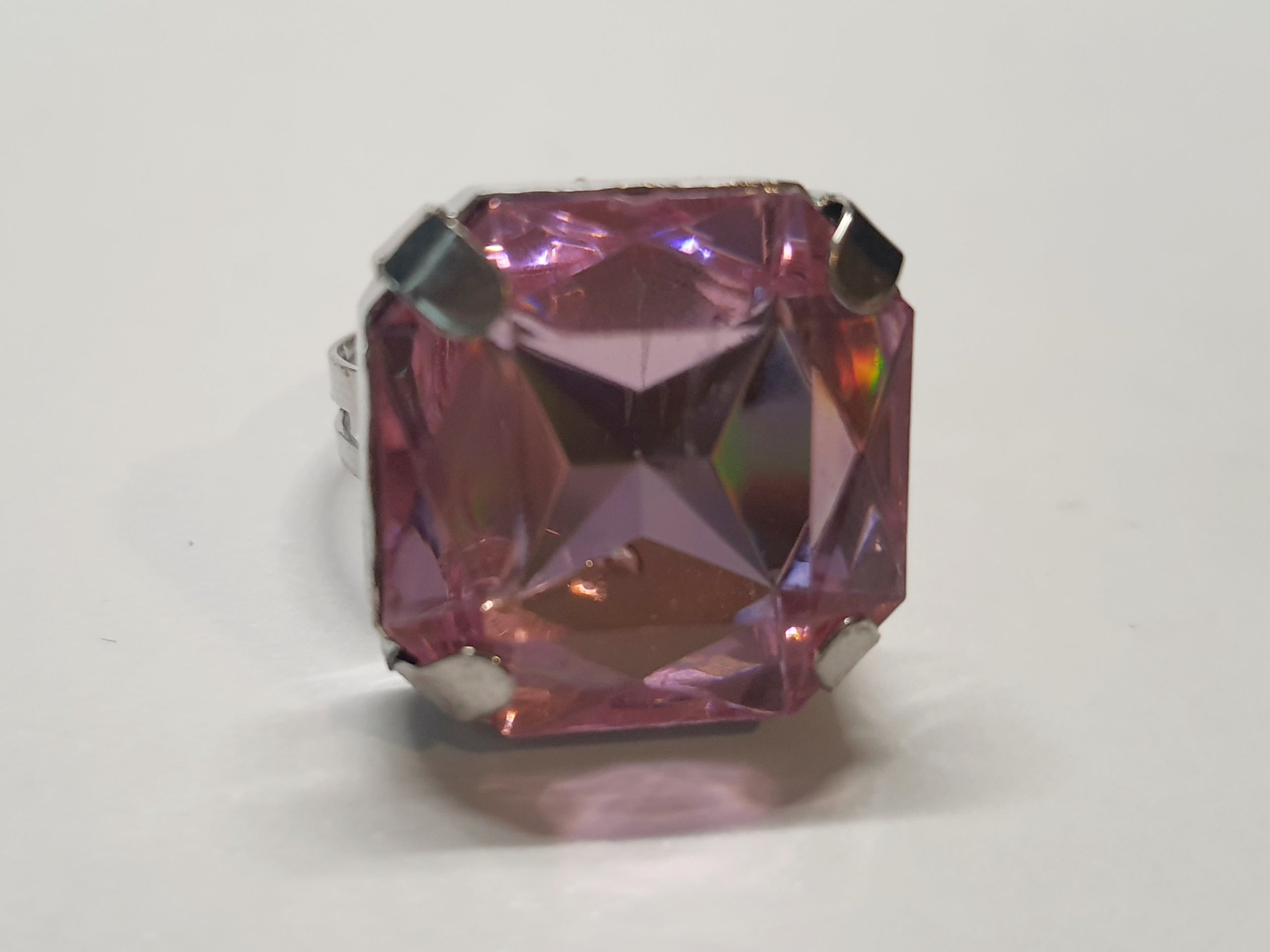 Srebrny pierścionek z różowym kamieniem w szlifie kwadratowym, romantyczny styl, błyszczący kamień, delikatna biżuteria, metal, regulowany rozmiar, Rouge Bizu.