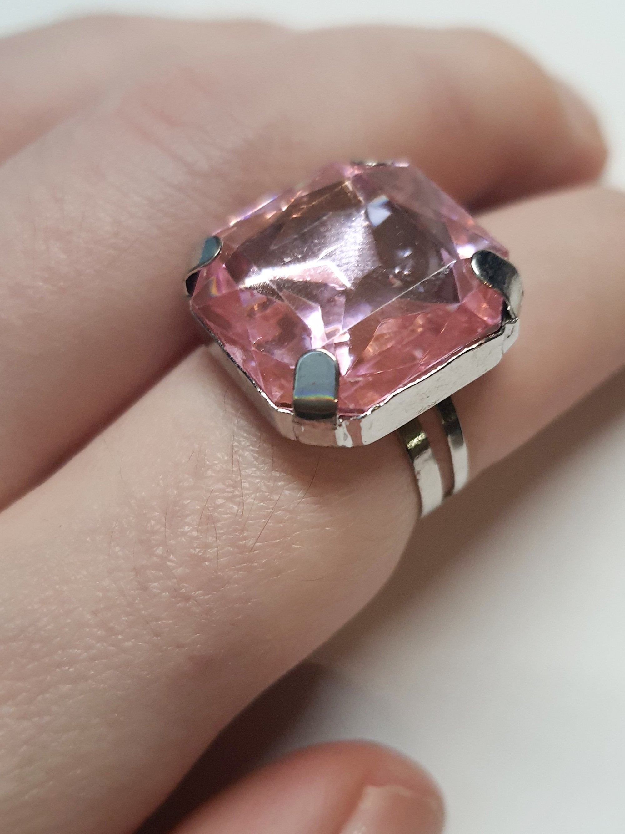 Srebrny pierścionek z różowym kamieniem w szlifie kwadratowym, romantyczny styl, błyszczący kamień, delikatna biżuteria, metal, regulowany rozmiar, Rouge Bizu.
