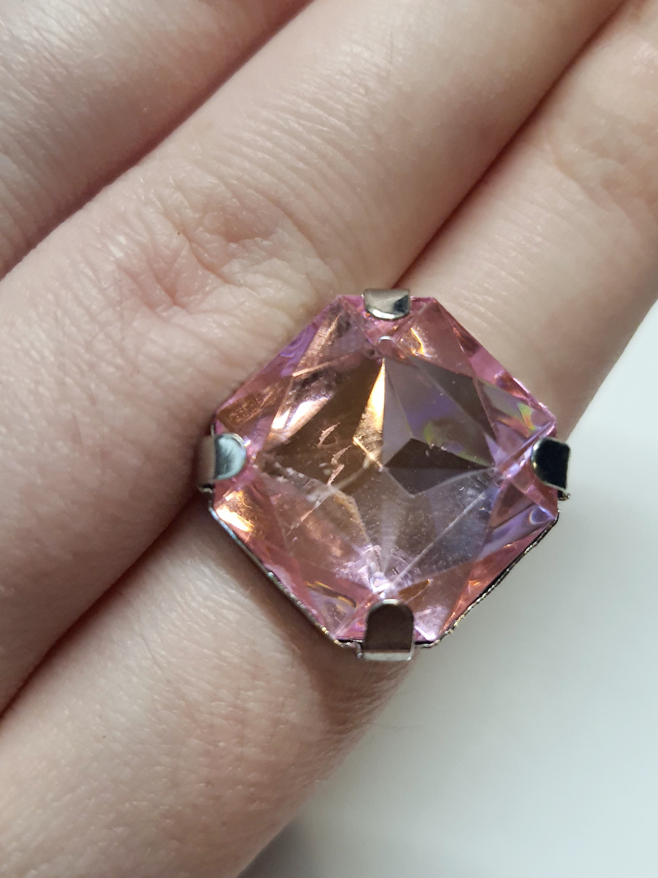 Srebrny pierścionek z różowym kamieniem o kwadratowym szlifie, metal, jasnoróżowy kamień o delikatnym połysku, kobiecy styl, regulowany rozmiar, Rouge Bizu.