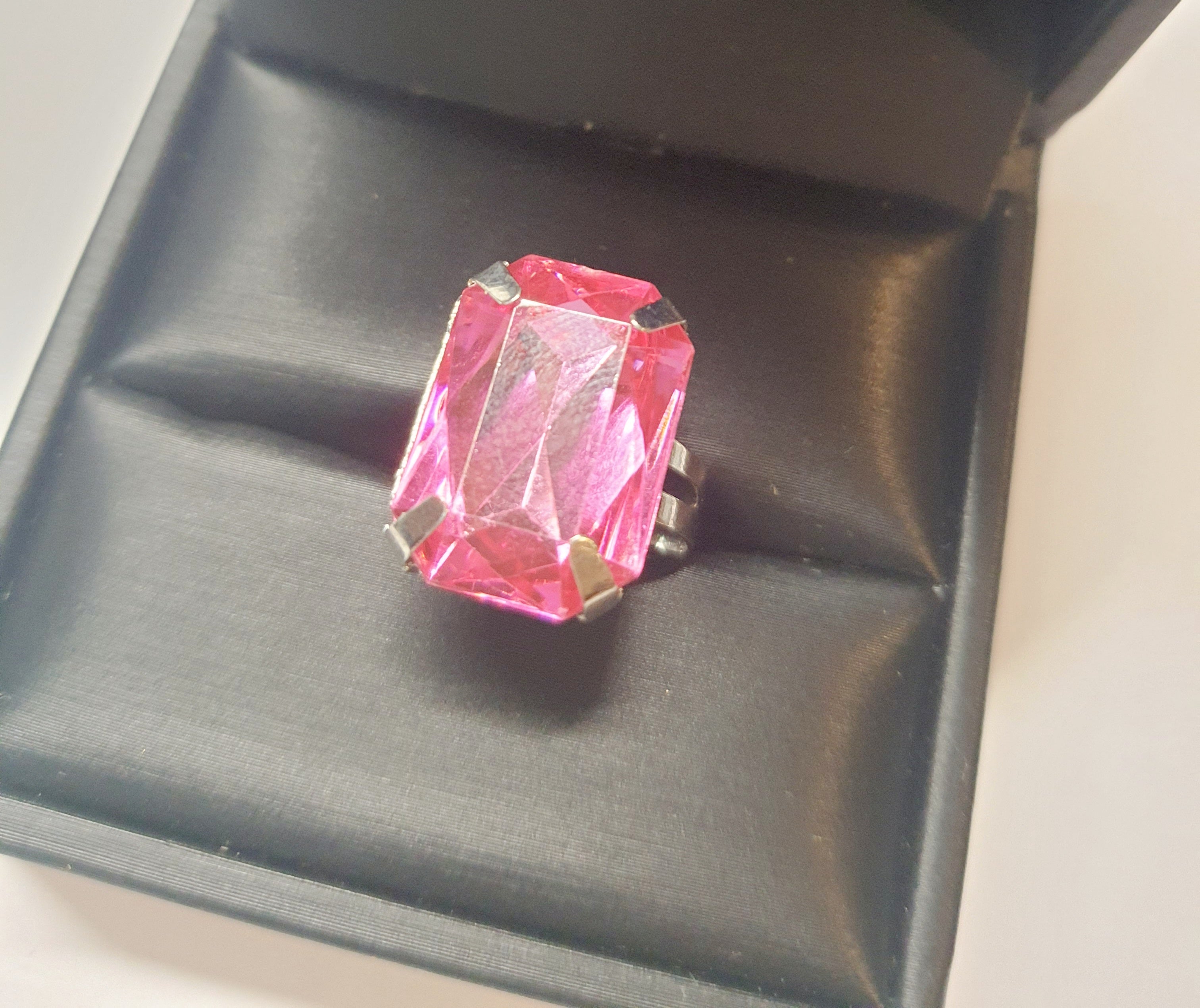 Srebrny pierścionek z dużym czerwonym kamieniem w prostokątnym szlifie, metal, elegancki styl, intensywny kolor, regulowany rozmiar, Rouge Bizu.