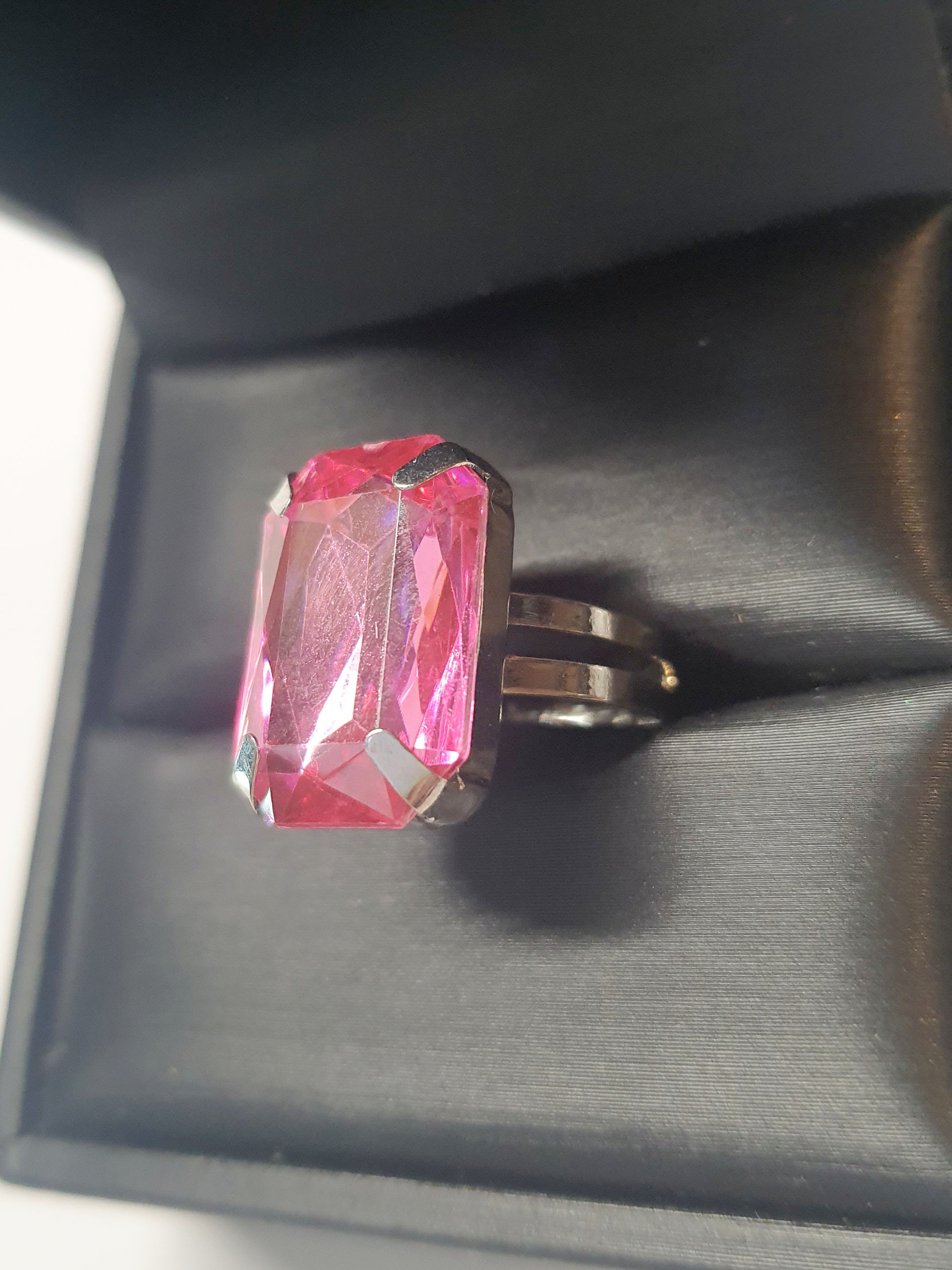 Srebrny pierścionek z dużym czerwonym kamieniem w prostokątnym szlifie, metal, elegancki styl, intensywny kolor, regulowany rozmiar, Rouge Bizu.