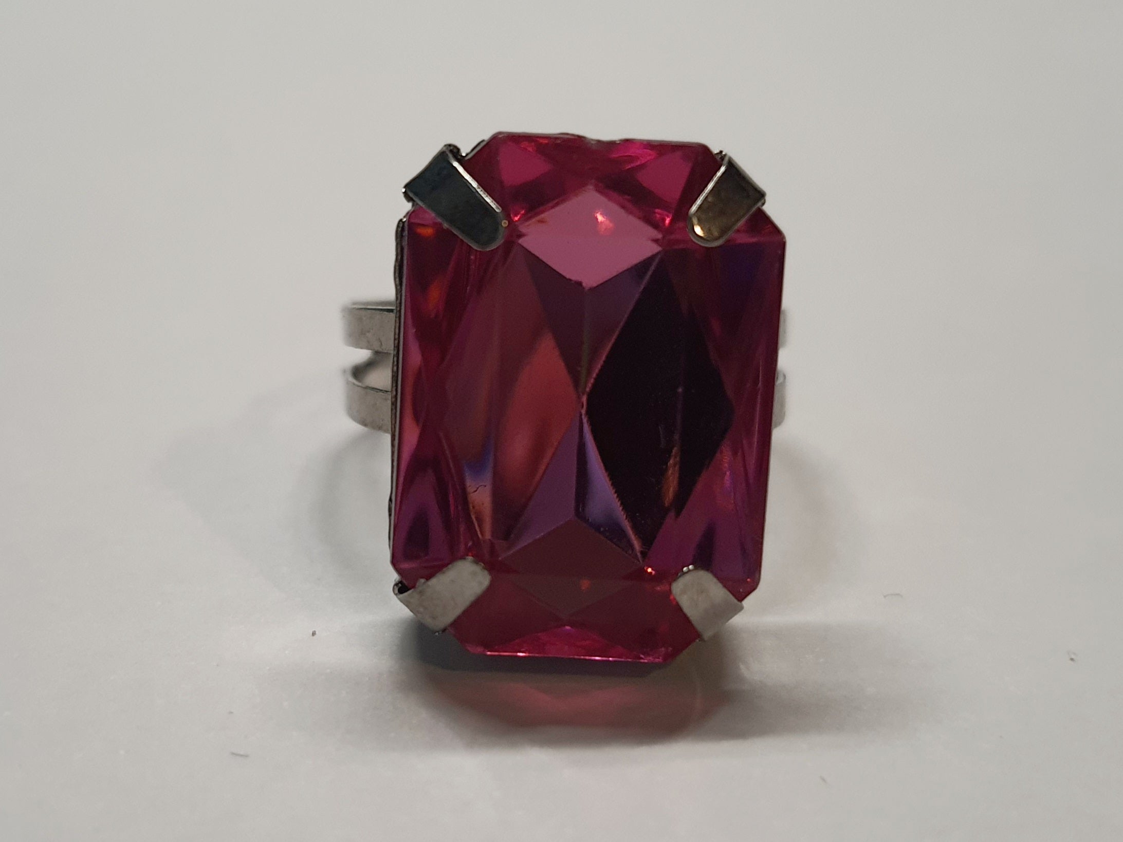 Srebrny pierścionek z dużym czerwonym kamieniem w prostokątnym szlifie, metal, elegancki styl, intensywny kolor, regulowany rozmiar, Rouge Bizu.