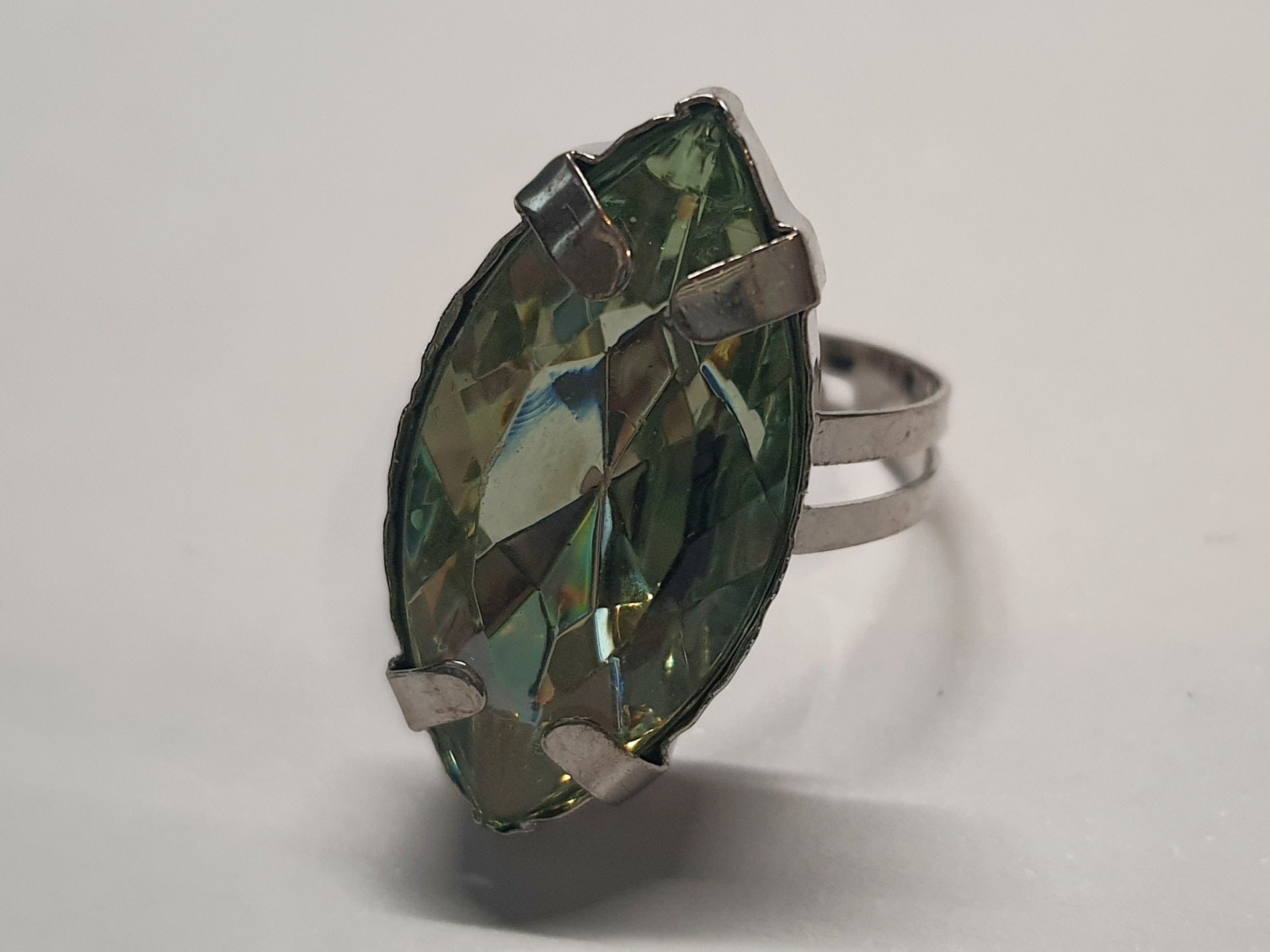 Srebrny pierścionek z zielonym kamieniem w kształcie markizy, elegancki i delikatny, błyszczący szlif, regulowany rozmiar, Rouge Bizu.