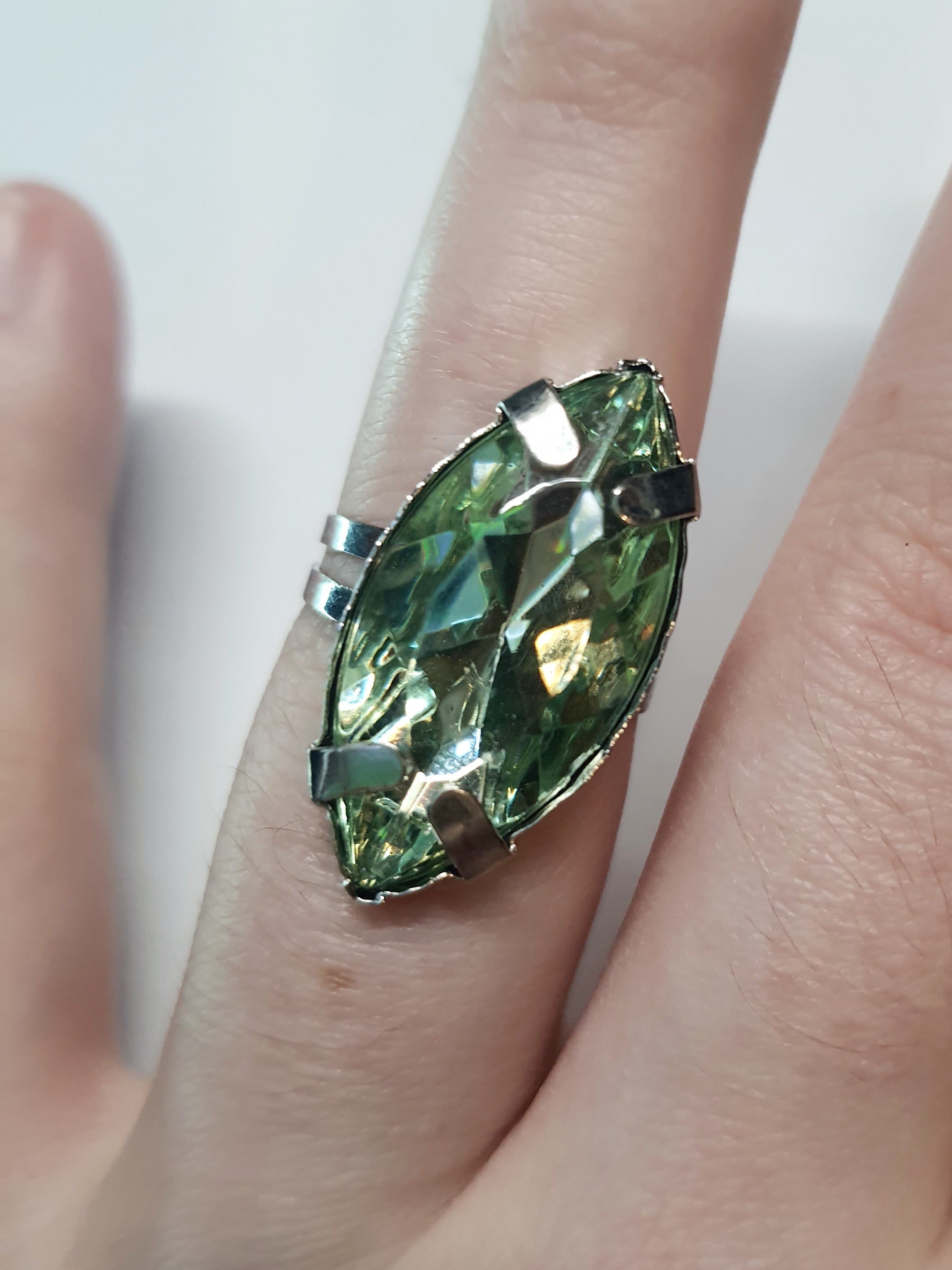 Srebrny pierścionek z zielonym kamieniem w kształcie markizy, elegancki i delikatny, błyszczący szlif, regulowany rozmiar, Rouge Bizu.