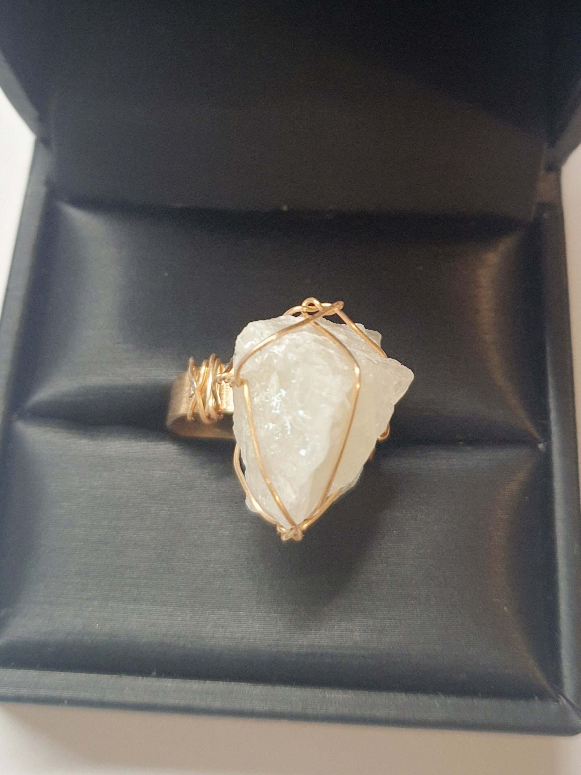 Złoty pierścionek z surowym kwarcem mlecznym, stal chirurgiczna, stal nierdzewna, naturalny kamień o mlecznej barwie, artystyczny styl, rozmiar 17 mm z regulacją, wodoodporny, hipoalergiczny, jakość premium, Rouge Bizu.