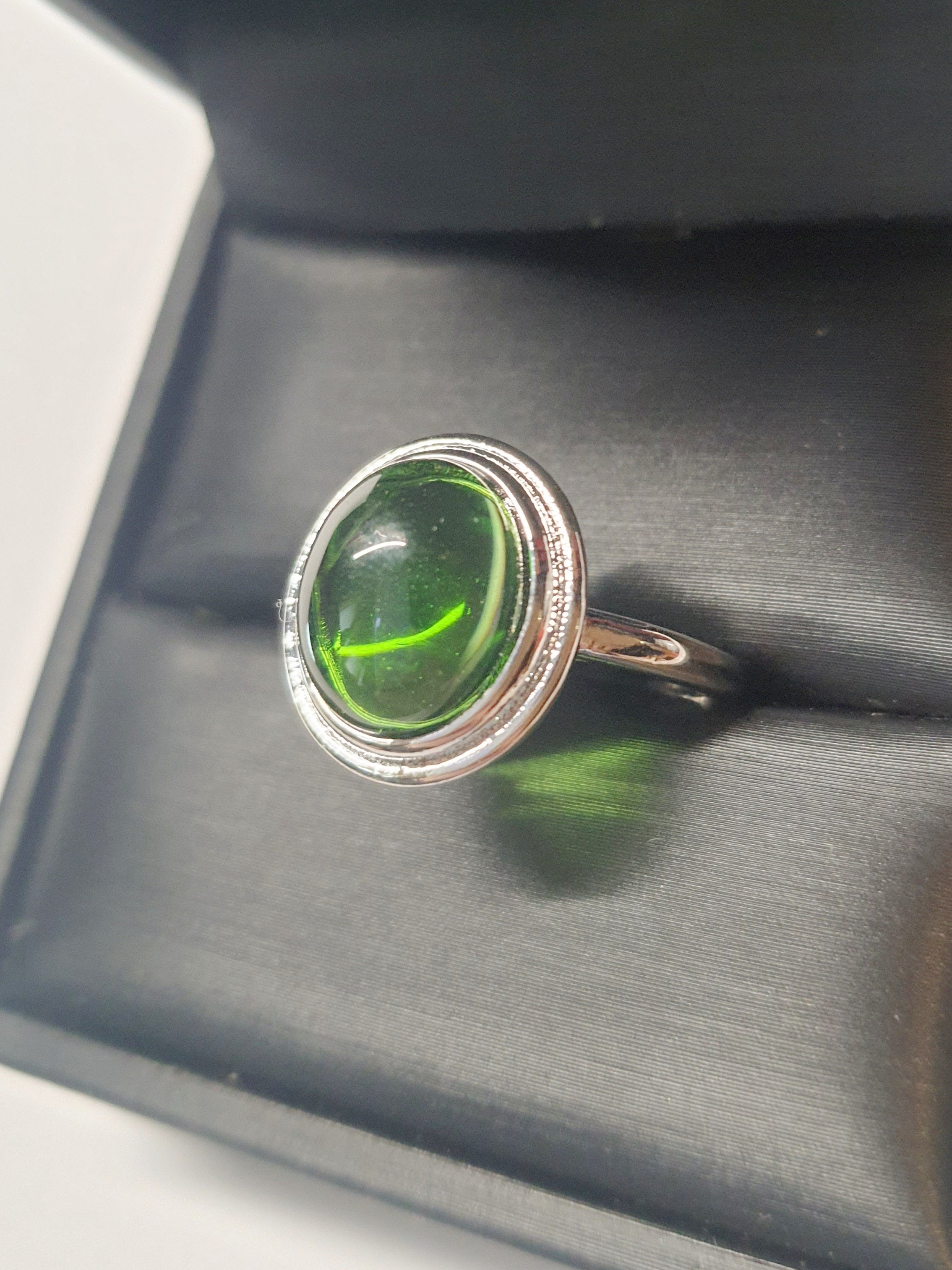 Pierścionek ze szmaragdowym kamieniem w stylu glamour vintage, w srebrnej oprawie. Klasa, elegancja i styl. Rozmiar 19 mm. Stal nierdzewna, stal chirurgiczna, wodoodporne, hipoalergiczne, jakość premium. Rouge Bizu.