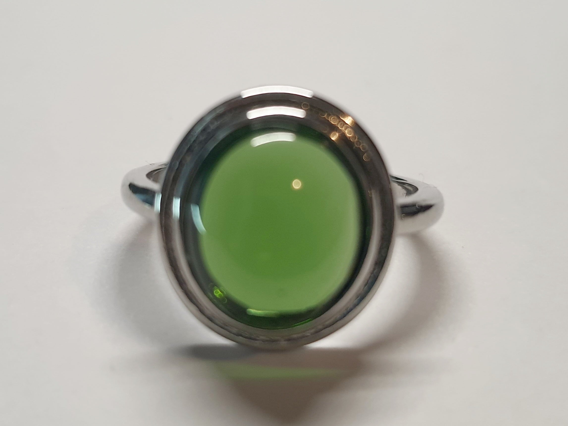 Pierścionek ze szmaragdowym kamieniem w stylu glamour vintage, w srebrnej oprawie. Klasa, elegancja i styl. Rozmiar 19 mm. Stal nierdzewna, stal chirurgiczna, wodoodporne, hipoalergiczne, jakość premium. Rouge Bizu.