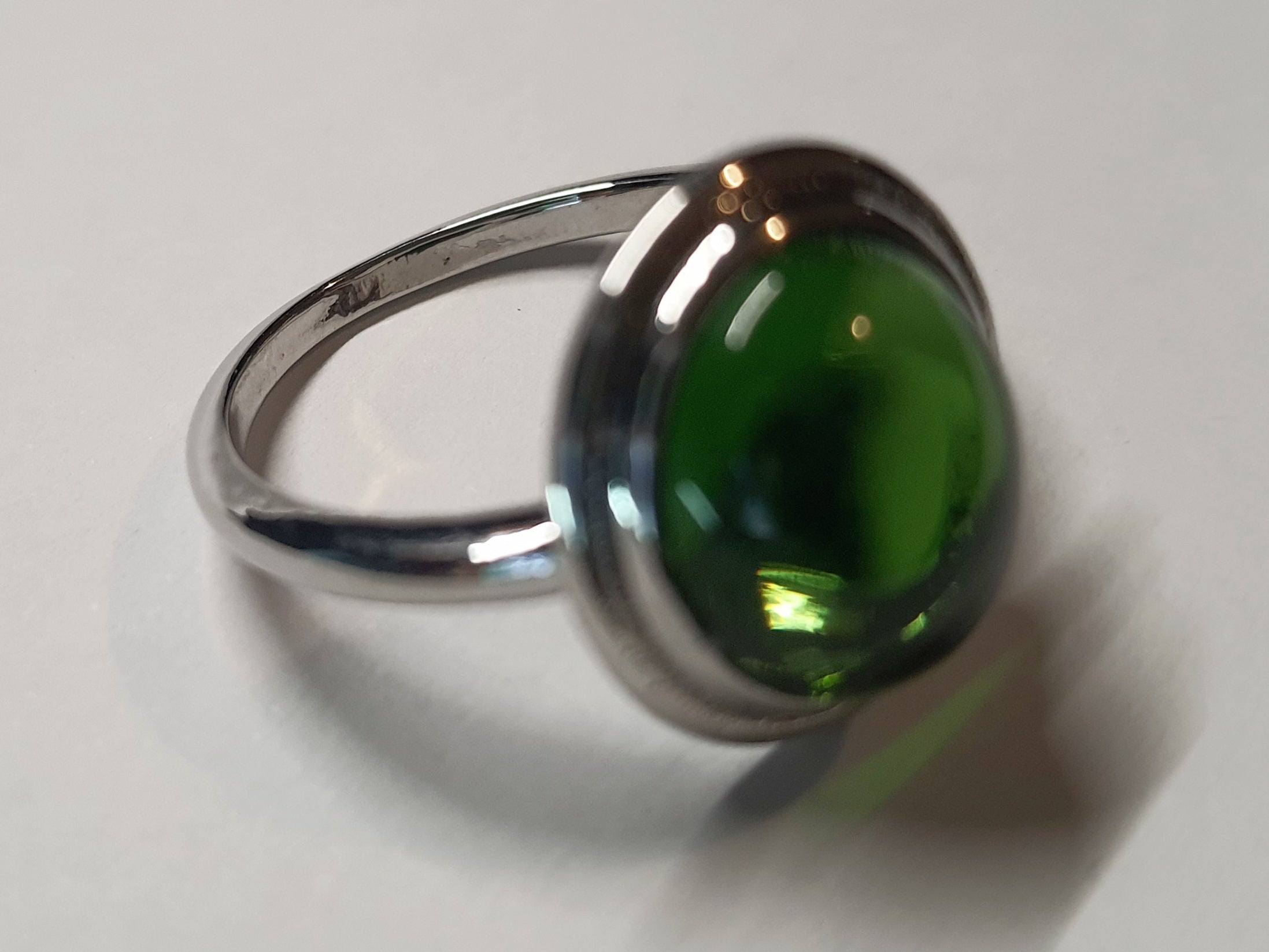 Pierścionek ze szmaragdowym kamieniem w stylu glamour vintage, w srebrnej oprawie. Klasa, elegancja i styl. Rozmiar 19 mm. Stal nierdzewna, stal chirurgiczna, wodoodporne, hipoalergiczne, jakość premium. Rouge Bizu.