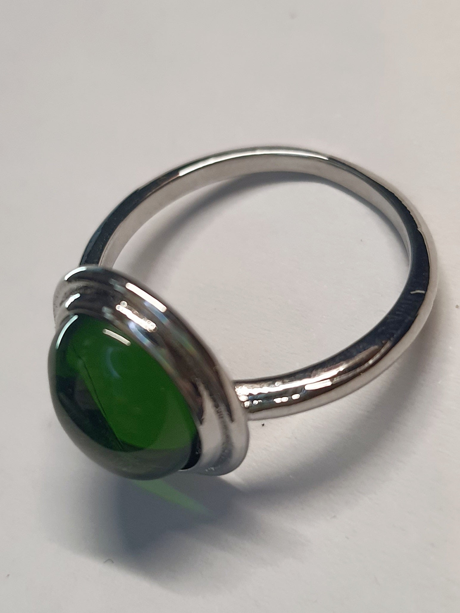 Pierścionek ze szmaragdowym kamieniem w stylu glamour vintage, w srebrnej oprawie. Klasa, elegancja i styl. Rozmiar 19 mm. Stal nierdzewna, stal chirurgiczna, wodoodporne, hipoalergiczne, jakość premium. Rouge Bizu.