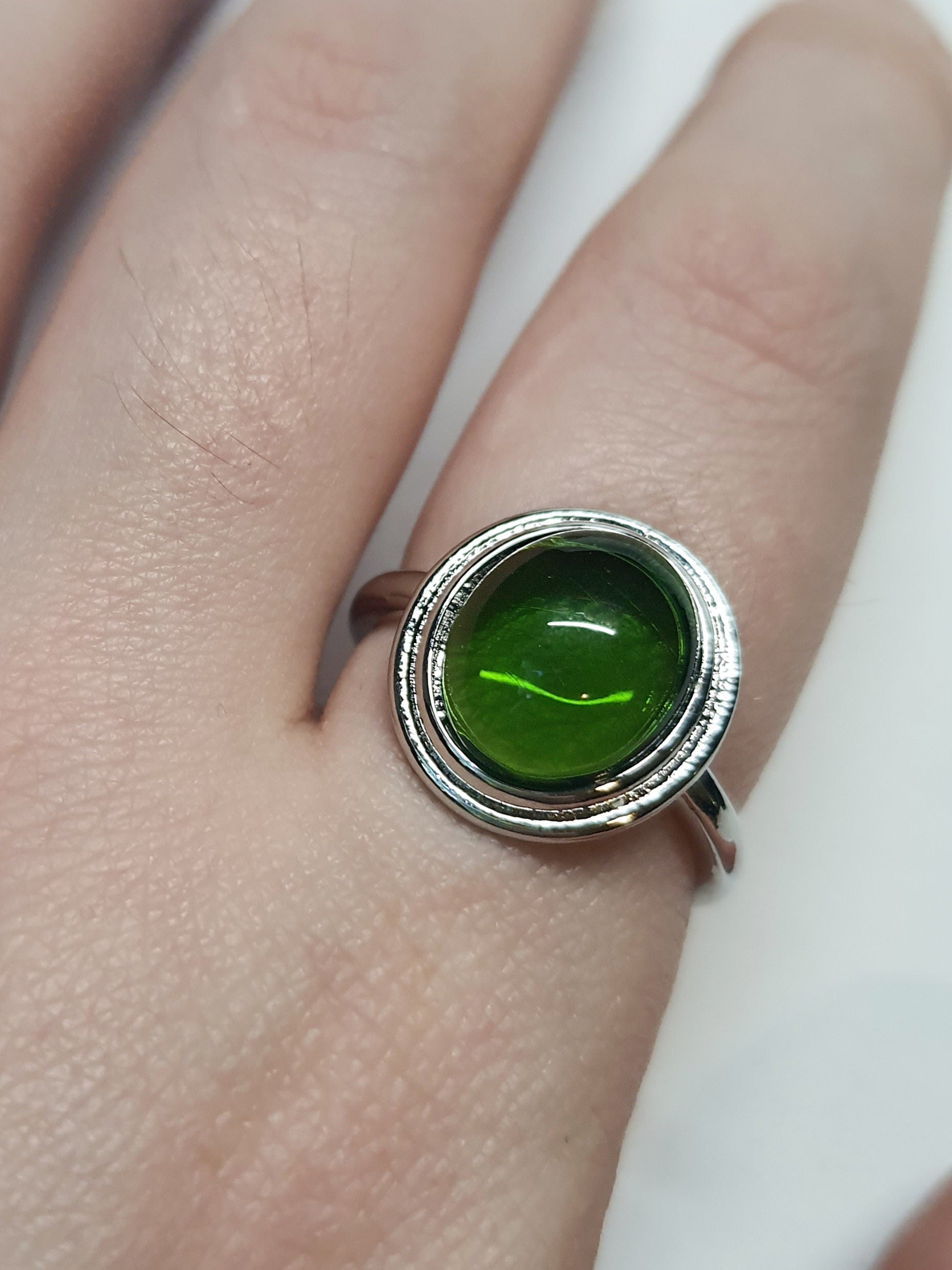 Pierścionek ze szmaragdowym kamieniem w stylu glamour vintage, w srebrnej oprawie. Klasa, elegancja i styl. Rozmiar 19 mm. Stal nierdzewna, stal chirurgiczna, wodoodporne, hipoalergiczne, jakość premium. Rouge Bizu.