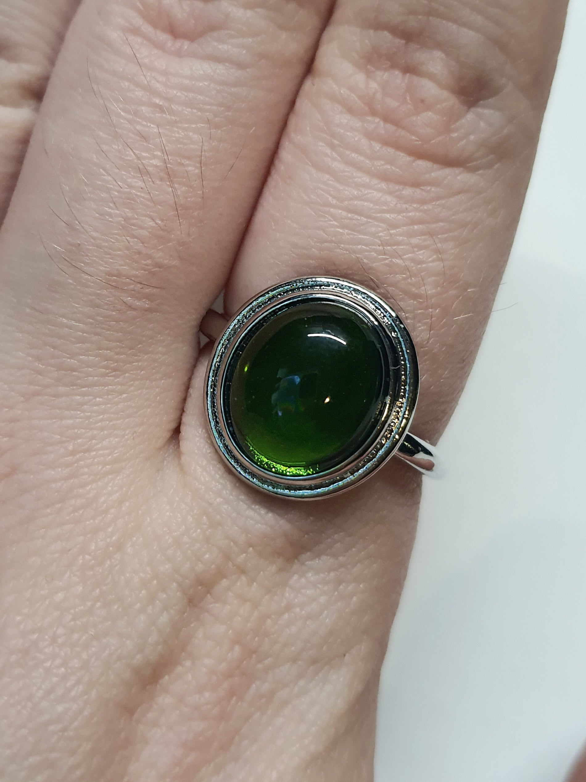 Pierścionek ze szmaragdowym kamieniem w stylu glamour vintage, w srebrnej oprawie. Klasa, elegancja i styl. Rozmiar 19 mm. Stal nierdzewna, stal chirurgiczna, wodoodporne, hipoalergiczne, jakość premium. Rouge Bizu.