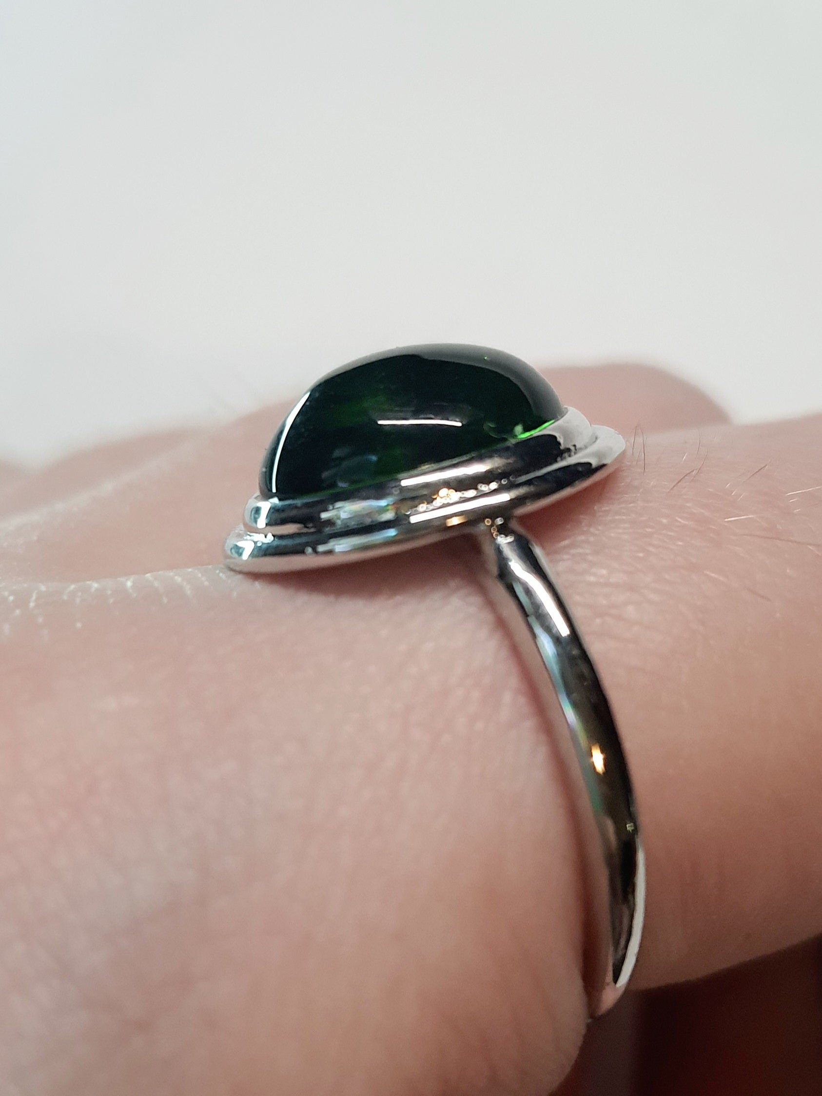 Pierścionek ze szmaragdowym kamieniem w stylu glamour vintage, w srebrnej oprawie. Klasa, elegancja i styl. Rozmiar 19 mm. Stal nierdzewna, stal chirurgiczna, wodoodporne, hipoalergiczne, jakość premium. Rouge Bizu.